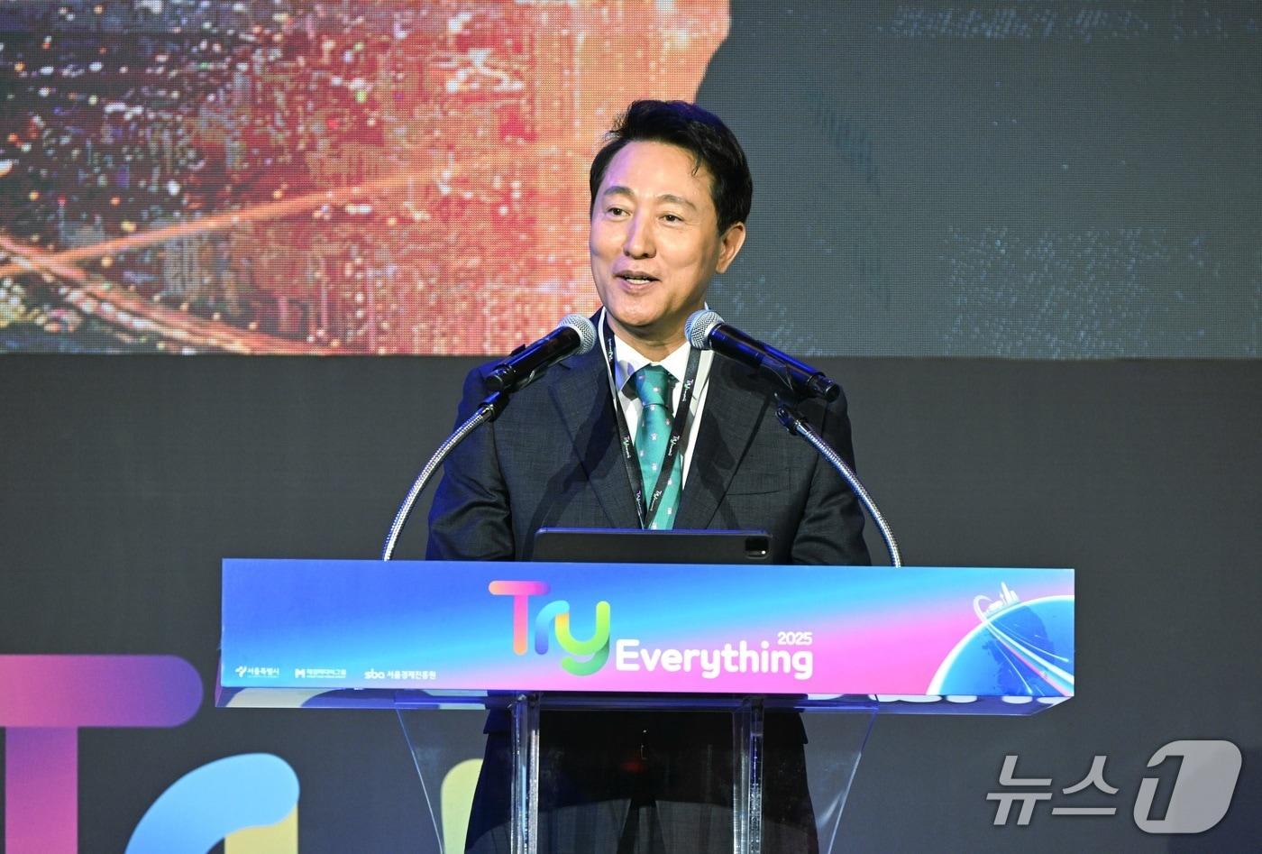 오세훈 서울시장이 11일&#40;목&#41; 동대문디자인플라자&#40;DDP&#41;에서 열린 「트라이 에브리싱 2025」 개막식에서 개회사하고 있다.
