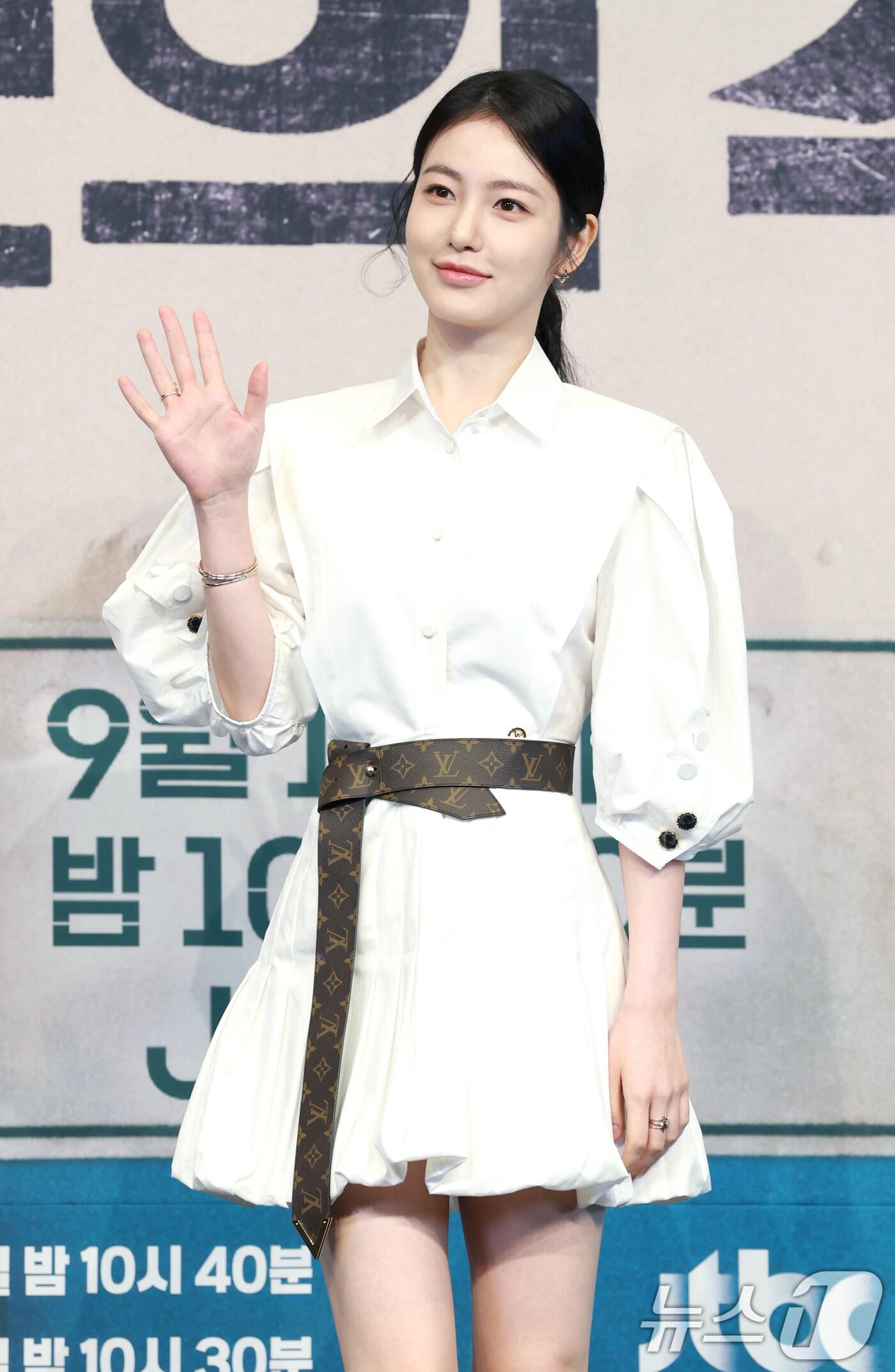 본문 이미지 - 배우 신예은이 11일 오후 서울 구록 더링크서울 트리뷰트 포트폴리오 호텔에서 열린 JTBC 새 토일극 '백번의 추억' 제작발표회에서 포즈를 취하고 있다. ‘백번의 추억'은 1980년대, 100번 버스 안내양 영례(김다미 분)와 종희(신예은 분)의 빛나는 우정, 그리고 두 친구의 운명적 남자 재필(허남준 분)을 둘러싼 애틋한 첫사랑을 그린 뉴트로 청춘 멜로드라마다. 2025.9.11/뉴스1 ⓒ News1 권현진 기자