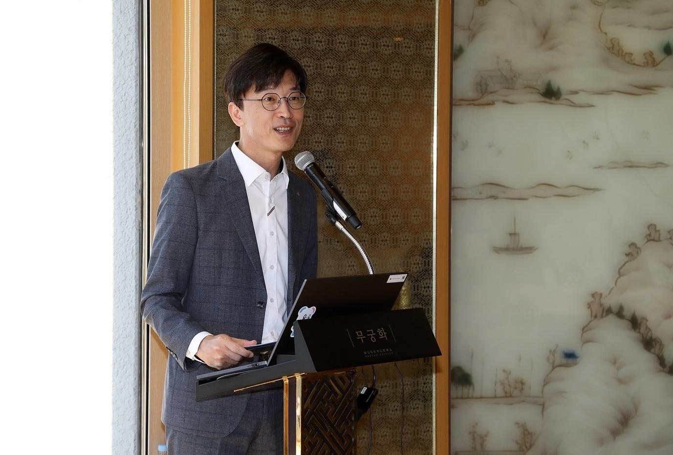 본문 이미지 - 김범석  롯데호텔앤리조트 마케팅 부문장이 11일 서울 중구 롯데호텔 서울에서 열린 기자간담회에서 설명하고 있다.&#40;롯데호텔앤리조트 제공&#41;. 