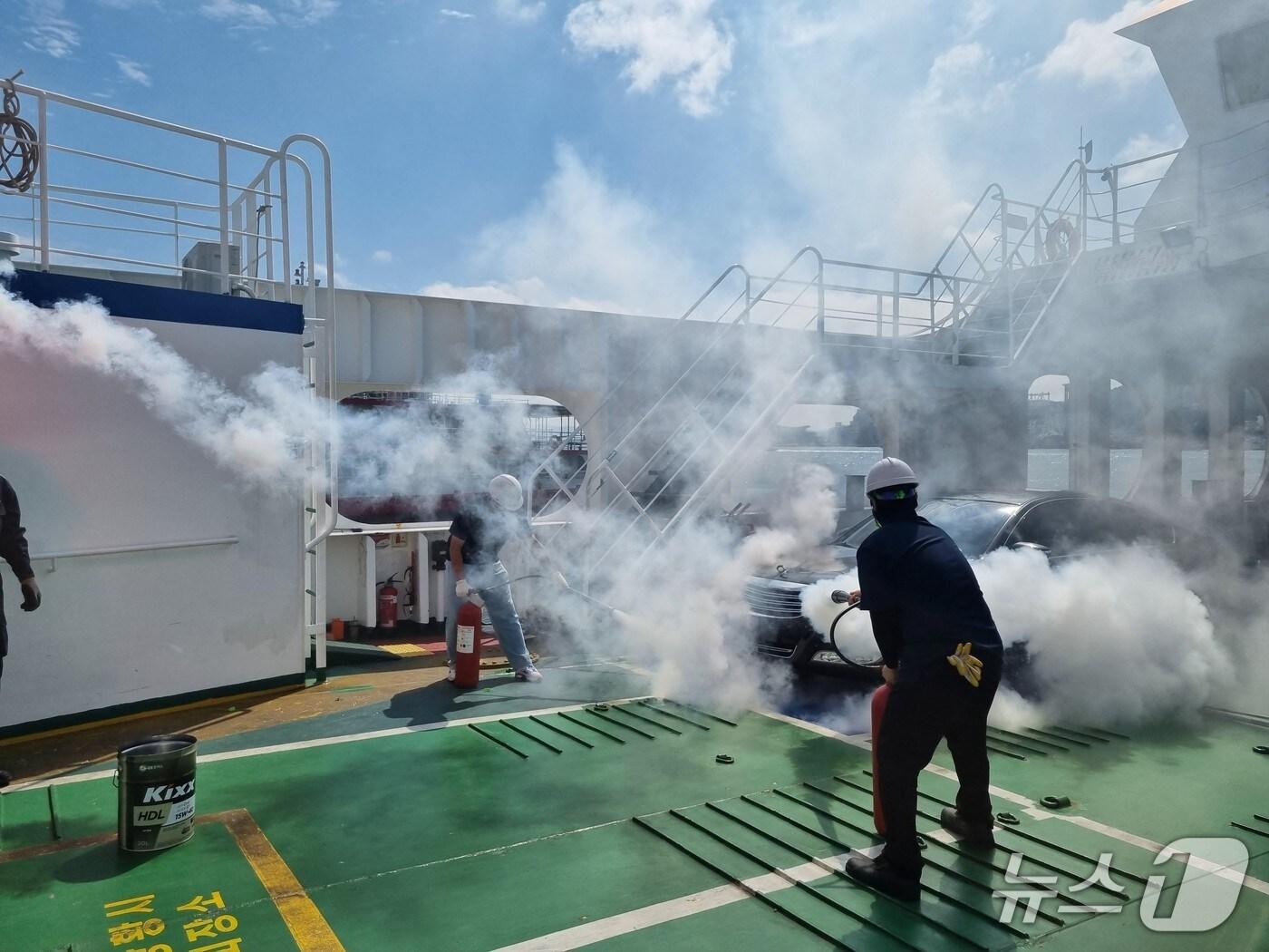 본문 이미지 - 여객선 선적 전기차 화재 시 초기 진화 훈련.(통영운항관리센터 제공. 재판매 및 DB금지)