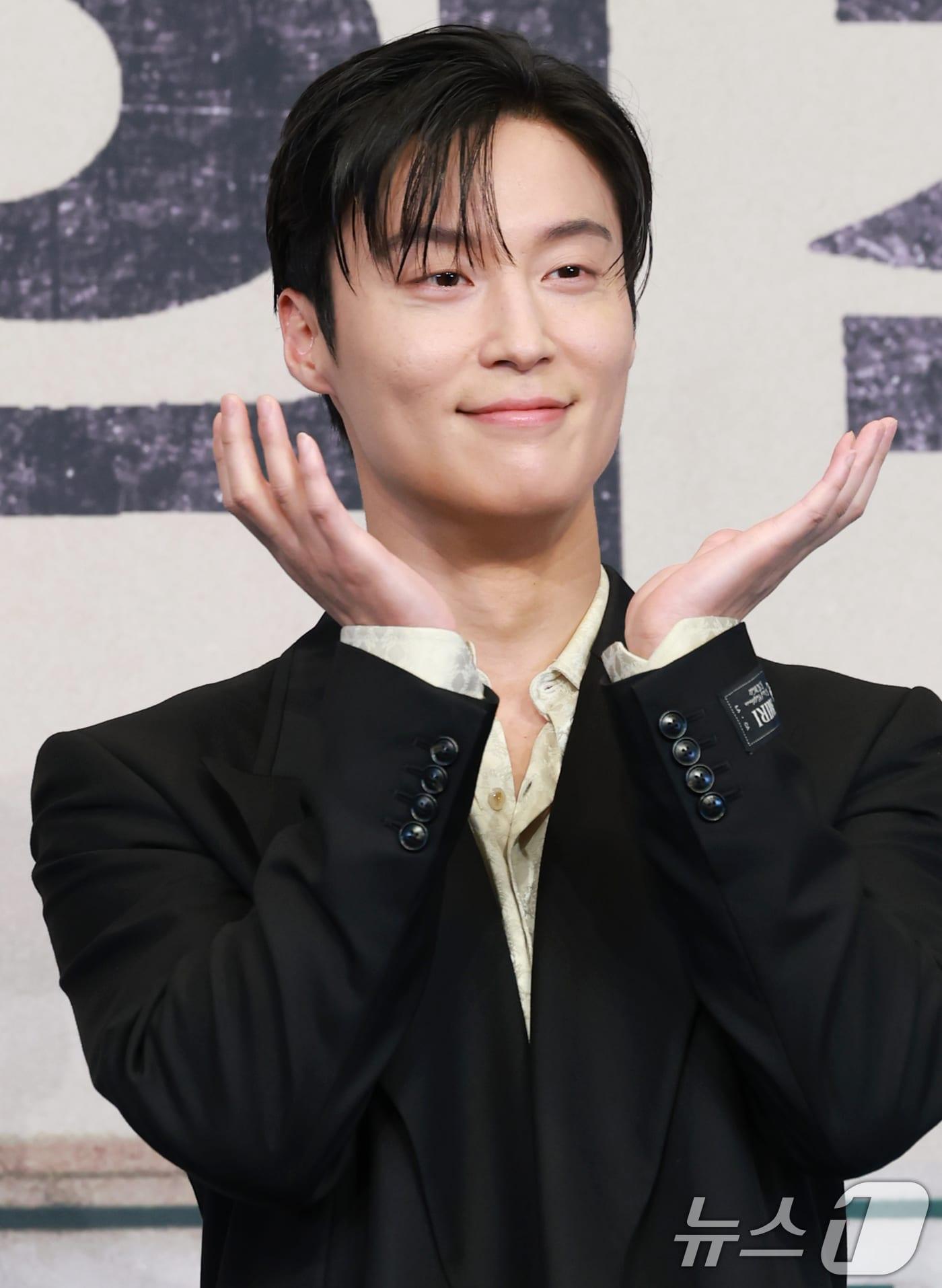 본문 이미지 - 배우 허남준이 11일 오후 서울 구록 더링크서울 트리뷰트 포트폴리오 호텔에서 열린 JTBC 새 토일극 '백번의 추억' 제작발표회에서 포즈를 취하고 있다. ‘백번의 추억'은 1980년대, 100번 버스 안내양 영례(김다미 분)와 종희(신예은 분)의 빛나는 우정, 그리고 두 친구의 운명적 남자 재필(허남준 분)을 둘러싼 애틋한 첫사랑을 그린 뉴트로 청춘 멜로드라마다. 2025.9.11/뉴스1 ⓒ News1 권현진 기자