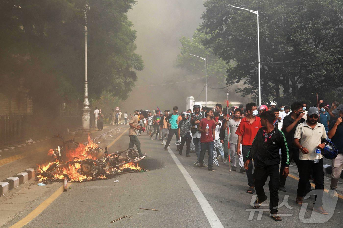 9일 네팔 수도 카트만두에 위치한 정부의 주요 행정청사인 싱하두르바르 외곽 거리의 시위대 모습. 이 시위는 정부의 소셜미디어 금지 조치와 정부 부패에 분노해 일어나 19명이 사망했다.2025.09.09.ⓒ AFP=뉴스1