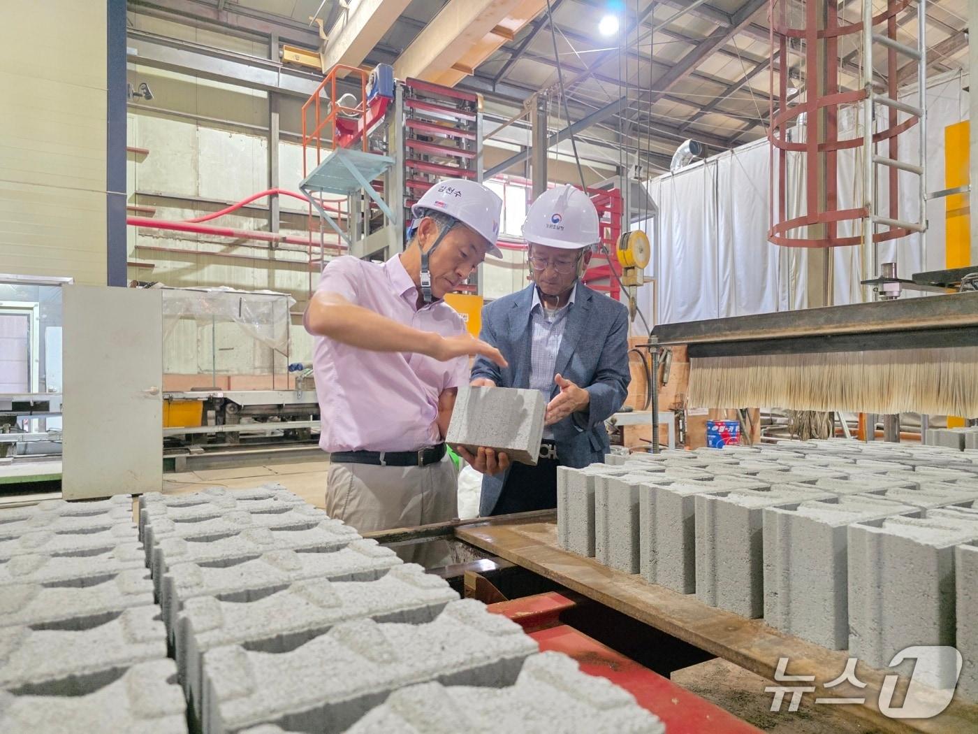 본문 이미지 - 이경원 강원조달청장&#40;사진 오른쪽&#41;은 11일 원주 장성산업 찾아 기업 애로사항을 청취했다.&#40;강원조달청 제공. 재판매 및 DB금지&#41;/뉴스1