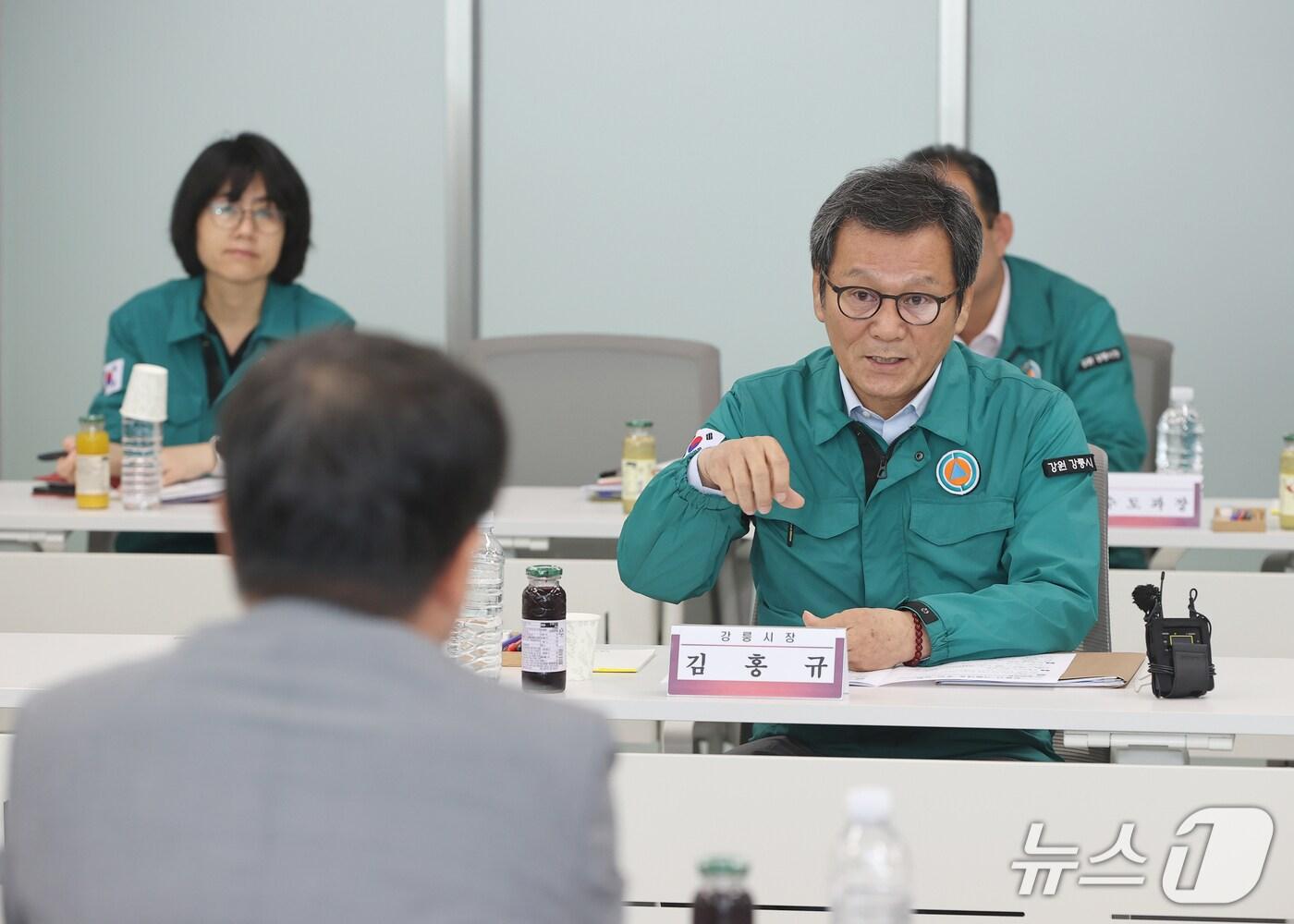 본문 이미지 - 김홍규 강원 강릉시장이 11일 한병도 국회 예산결산특별위원장을 초청해 항구적 가뭄 대책을 위한 국비 지원을 건의했다.(강릉시 제공, 재판매 및 DB 금지) 2025.9.11/뉴스1