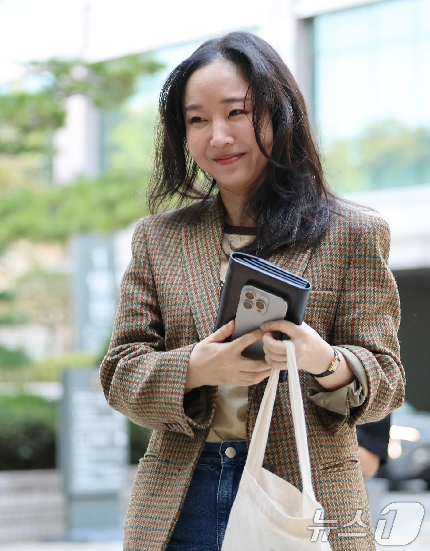 본문 이미지 - 민희진 전 어도어 대표가 11일 오후 서울 서초구 서울중앙지방법원에서 열린 하이브와의 풋옵션 행사 관련 주식매매대금 청구 소송 2차 변론기일에 출석하고 있다. 2025.9.11/뉴스1 ⓒ News1 오대일 기자