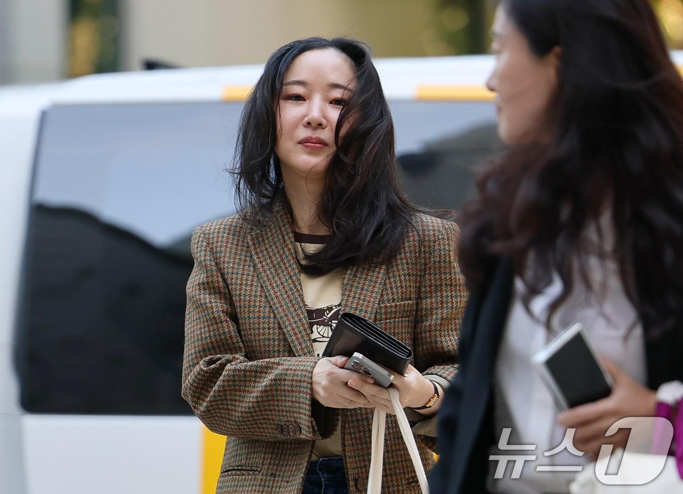 본문 이미지 - 민희진 전 어도어 대표가 11일 오후 서울 서초구 서울중앙지방법원에서 열린 하이브와의 풋옵션 행사 관련 주식매매대금 청구 소송 2차 변론기일에 출석하고 있다. 2025.9.11 ⓒ 뉴스1 오대일 기자