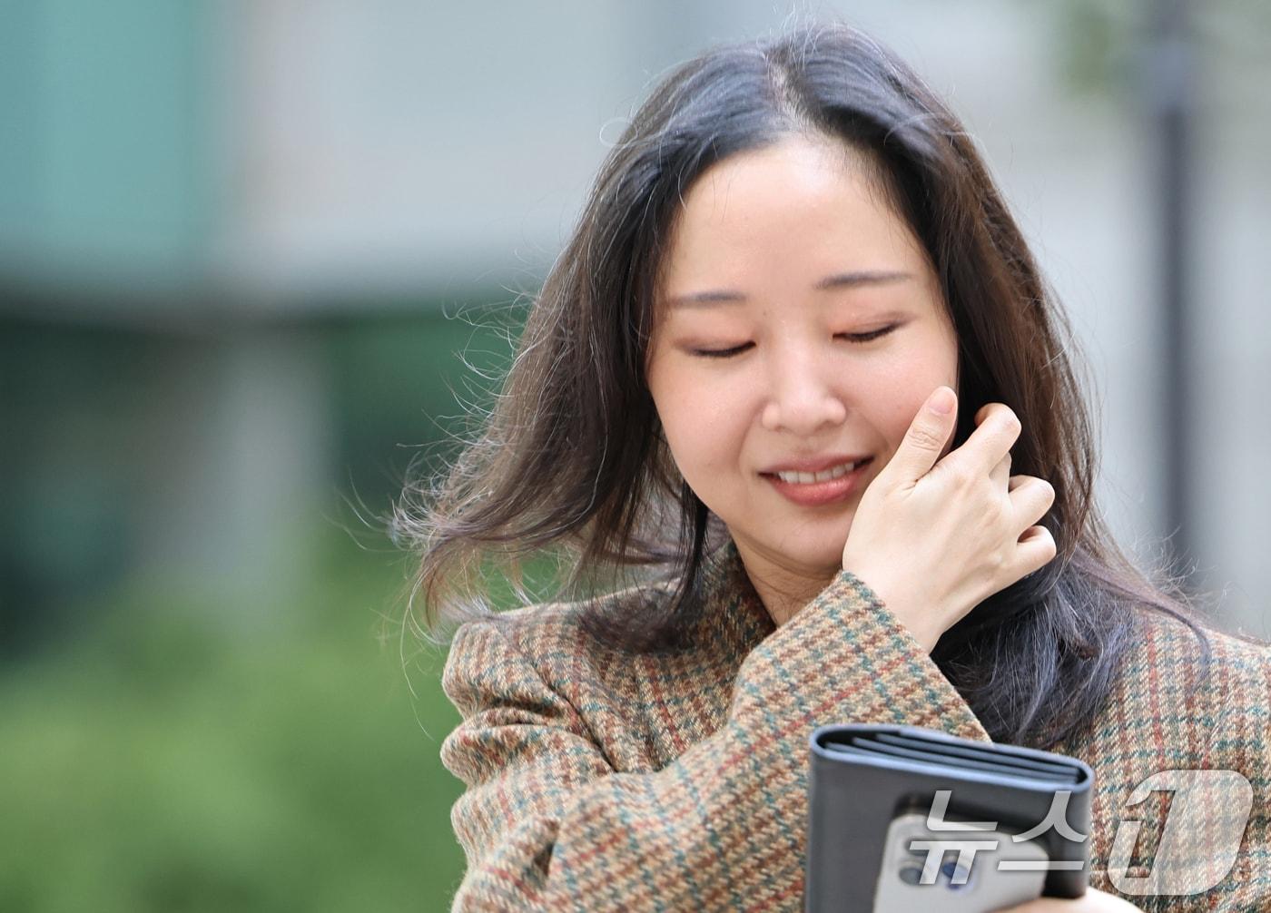 본문 이미지 - 민희진 전 어도어 대표가 11일 오후 서울 서초구 서울중앙지방법원에서 열린 하이브와의 풋옵션 행사 관련 주식매매대금 청구 소송 2차 변론기일에 출석하고 있다. 2025.9.11 ⓒ 뉴스1 오대일 기자