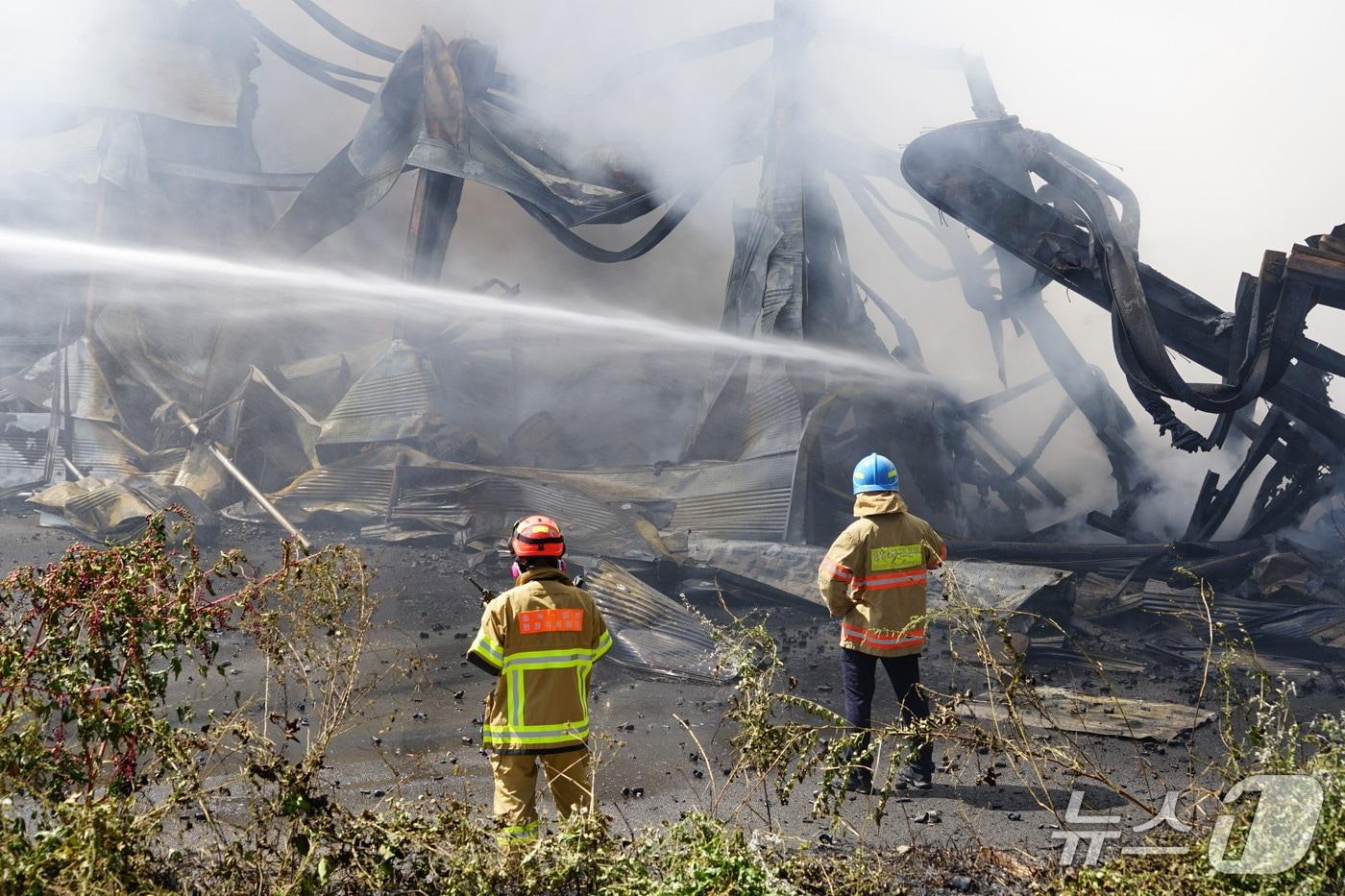 음성군 금왕읍 전자제품 공장 창고 화재 진화 모습.&#40;음성소방서 제공. 재판매 및 DB금지&#41;/뉴스1 