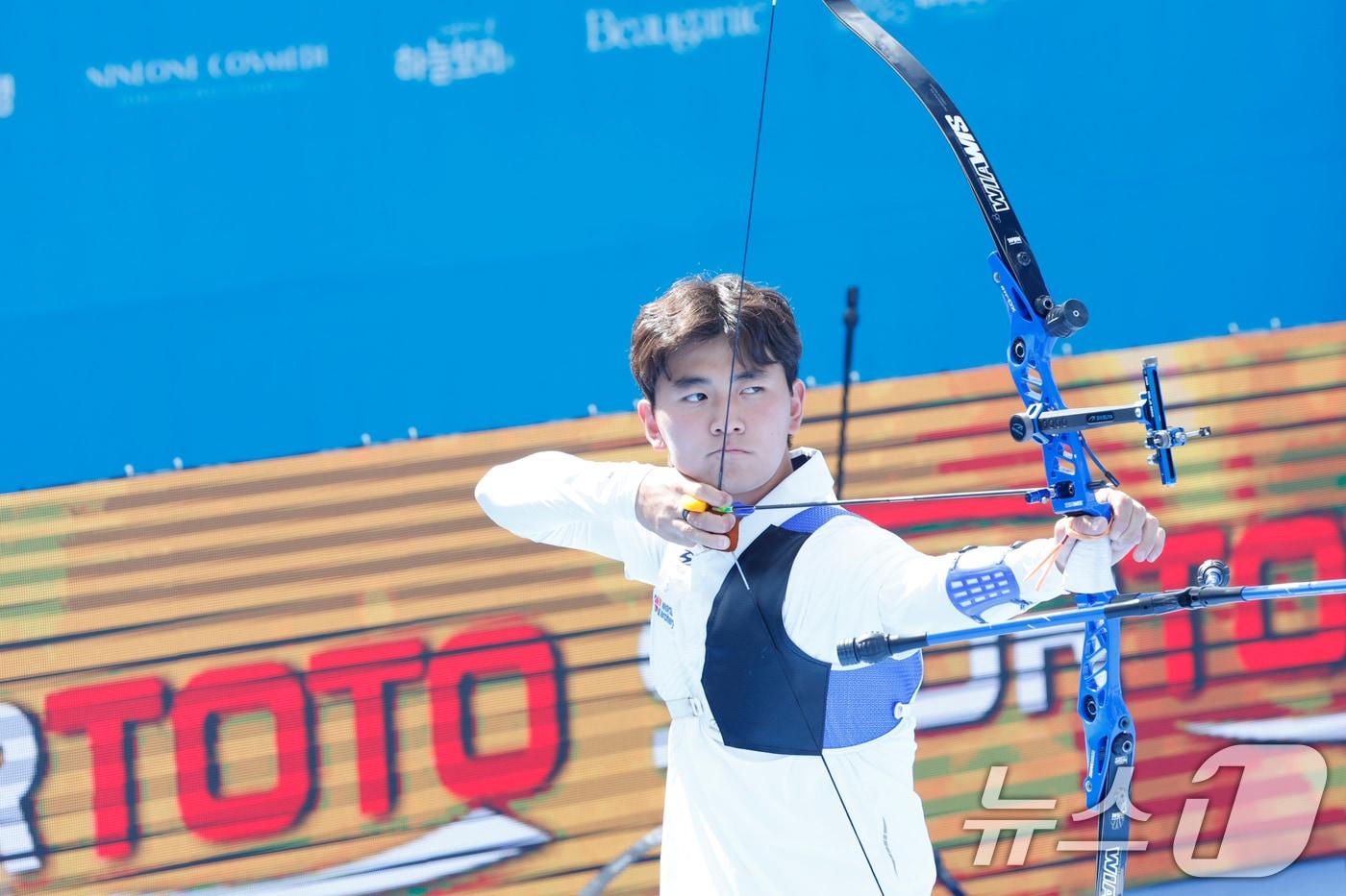 김제덕&#40;예천군청&#41;이 11일 광주 5.18민주광장 특설경기장에서 열린 2025 광주 세계양궁선수권대회 리커브 남자 개인전 8강에서 대만 탕지춘을 상대로 힘차게 샷을 하고 있다. 2025.9.11/뉴스1 ⓒ News1 김태성 기자
