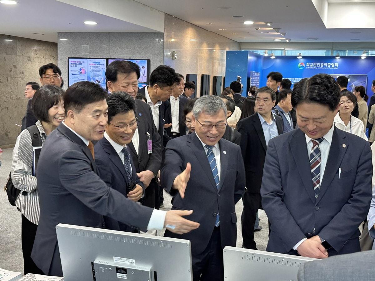 본문 이미지 - 한국교육시설안전원은 11일 국회의원회관 2층 로비에서 &#39;&#34;K-Safety&#34;AI로 학생과 미래를 지키는 학교안전&#39; 행사 부스를 운영하고 있다.  / 사진=한국교육시설안전원 제공