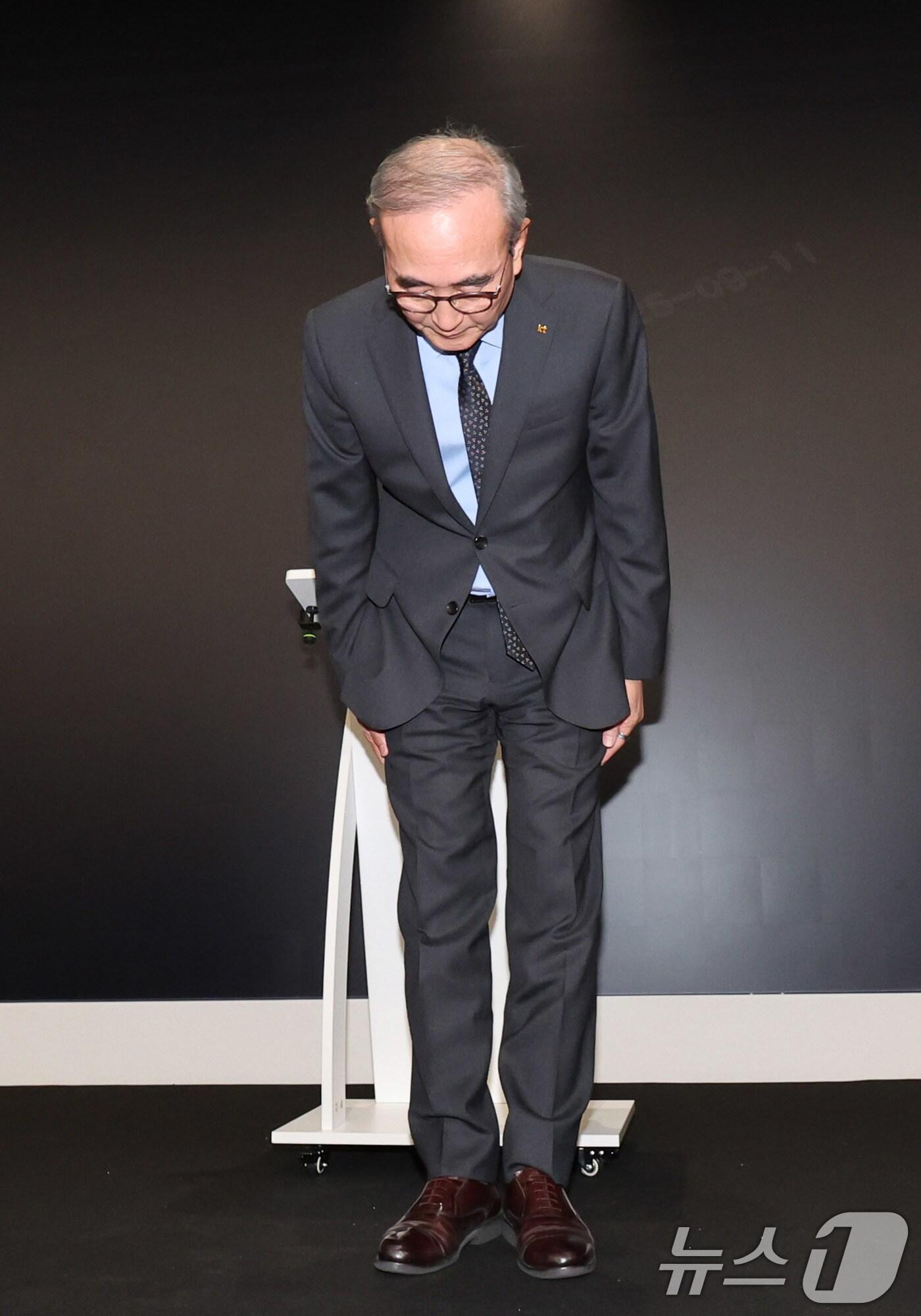 본문 이미지 - 김영섭 KT 대표이사가 11일 오후 서울 종로구 KT 광화문 West 사옥에서 소액결제 피해 관련 기자 브리핑에 앞서 고개숙여 사과를 하고 있다. 2025.9.11/뉴스1 ⓒ News1 박지혜 기자