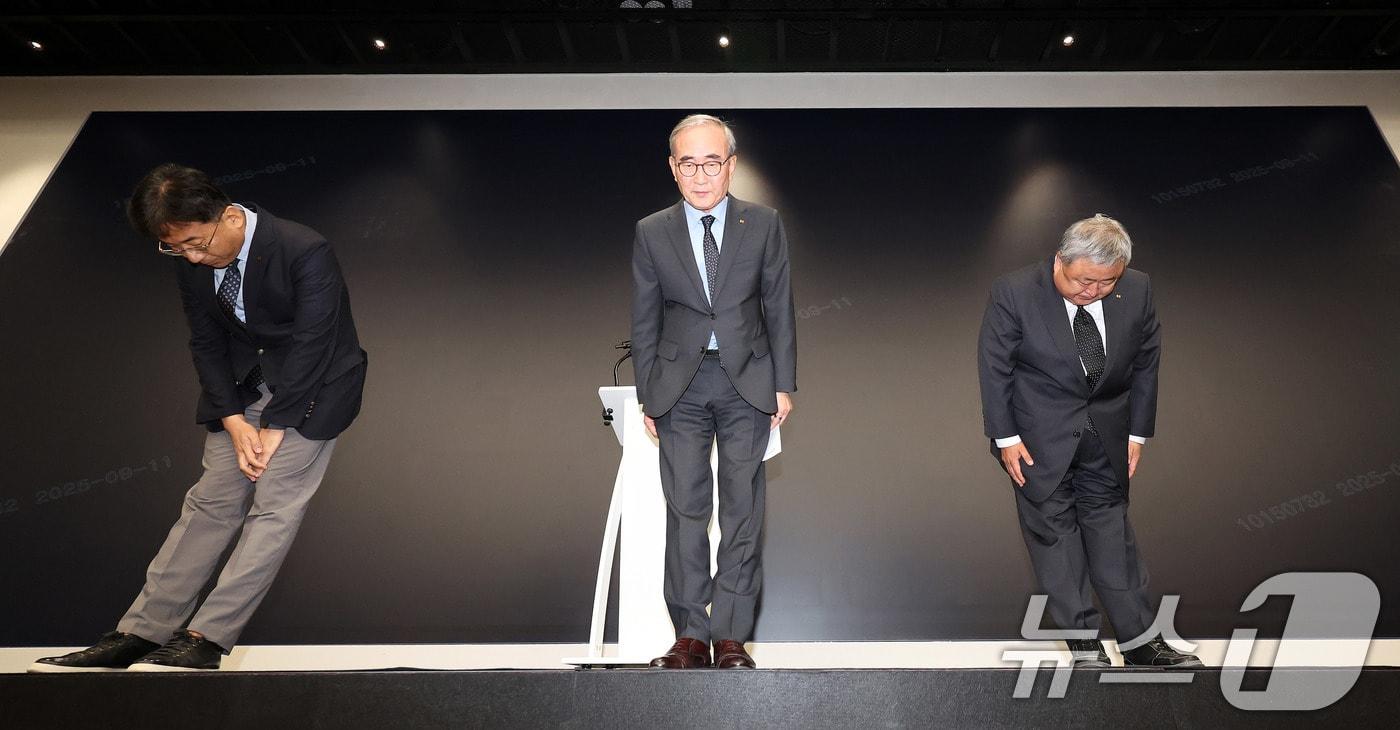 김영섭 KT 대표이사가 11일 오후 서울 종로구 KT 광화문 West 사옥에서 소액결제 피해 관련 기자 브리핑에 앞서 고개숙여 사과를 하고 있다. 왼쪽부터 서창석 KT 네트워크부문장, 김 대표이사, 이현석 KT 고객(Customer)부문장. 2025.9.11/뉴스1 ⓒ News1 박지혜 기자