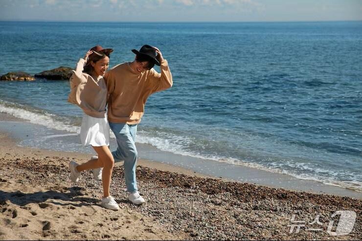 본문 이미지 - 다이아몬드베이가 가을을 맞아 최대 18% 할인된 가격에 요트투어를 이용할 수 있는 커플팩을 선보인다.(다이아몬드베이 제공. 재판매 및 DB 금지)