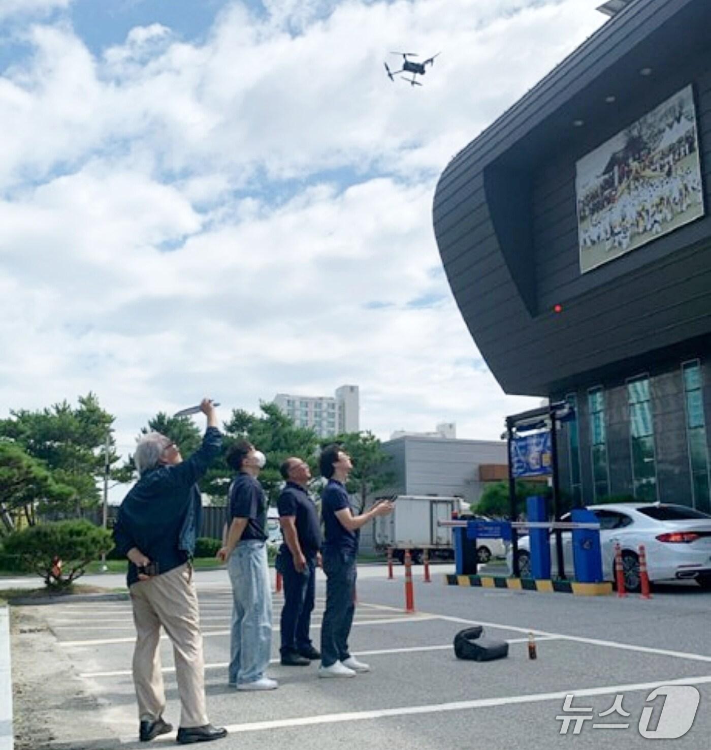 본문 이미지 - 충북 증평군이 태풍과 집중호우 등 풍수해에 선제 대응하기 위해 드론을 활용한 옥외광고물 안전점검을 하고 있다.&#40;증평군 제공, 재판매 및 DB금지&#41;/뉴스1