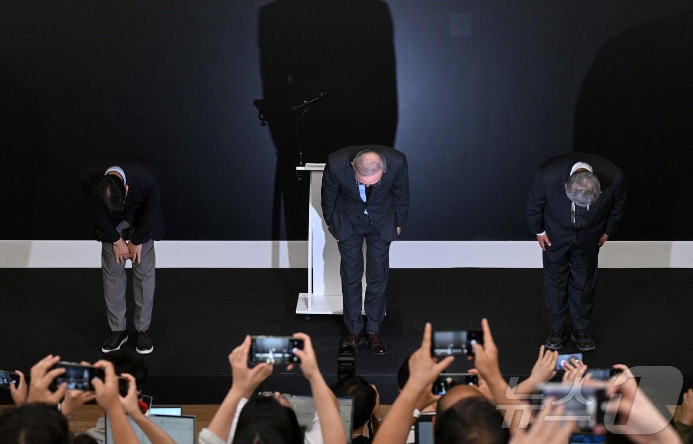 김영섭 KT 대표가 지난 9월 11일 서울 광화문KT지사에서 열린 소액결제 피해 관련 브리핑에서 고개 숙여 사과하고 있다. &#40;공동취재&#41;2025.9.11/뉴스1 ⓒ News1 박지혜 기자