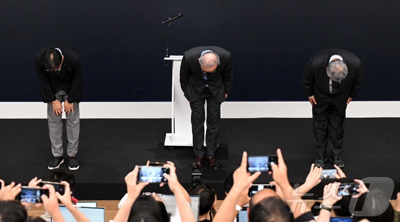 김영섭 KT 대표이사가 11일 오후 서울 종로구 KT 광화문 West 사옥에서 열린 소액결제 피해 관련 기자 브리핑에 앞서 고개숙여 사과를 하고 있다. 왼쪽부터 서창석 KT 네트워크부문장, 김 대표이사, 이현석 KT 고객&#40;Customer&#41;부문장. &#40;공동취재&#41; ⓒ News1 박지혜 기자