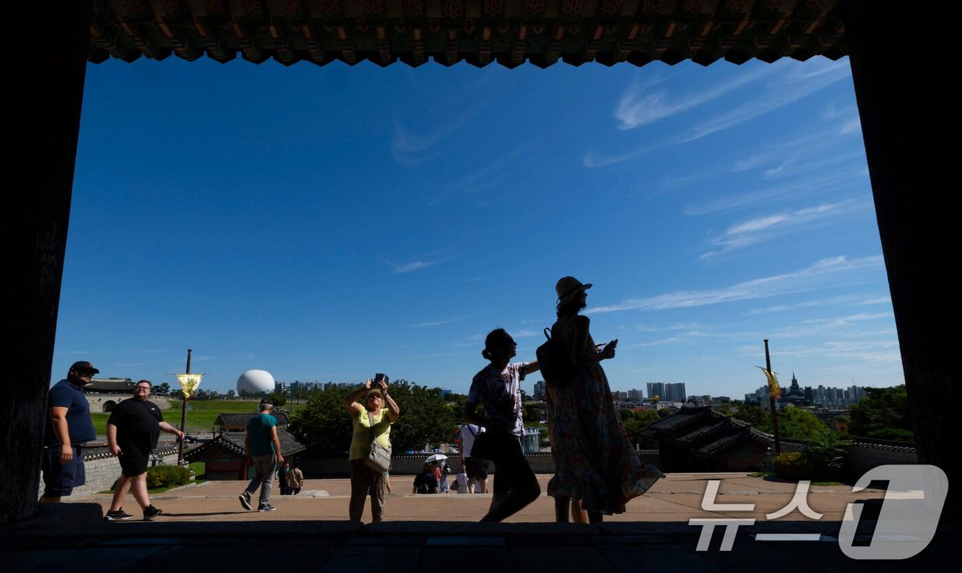 맑고 화창한 날씨를 보인 11일 오후 경기 수원시 팔달구 수원화성 연무대 인근에서 바라본 하늘이 파란 모습을 보이고 있다. 2025.9.11/뉴스1 ⓒ News1 김영운 기자