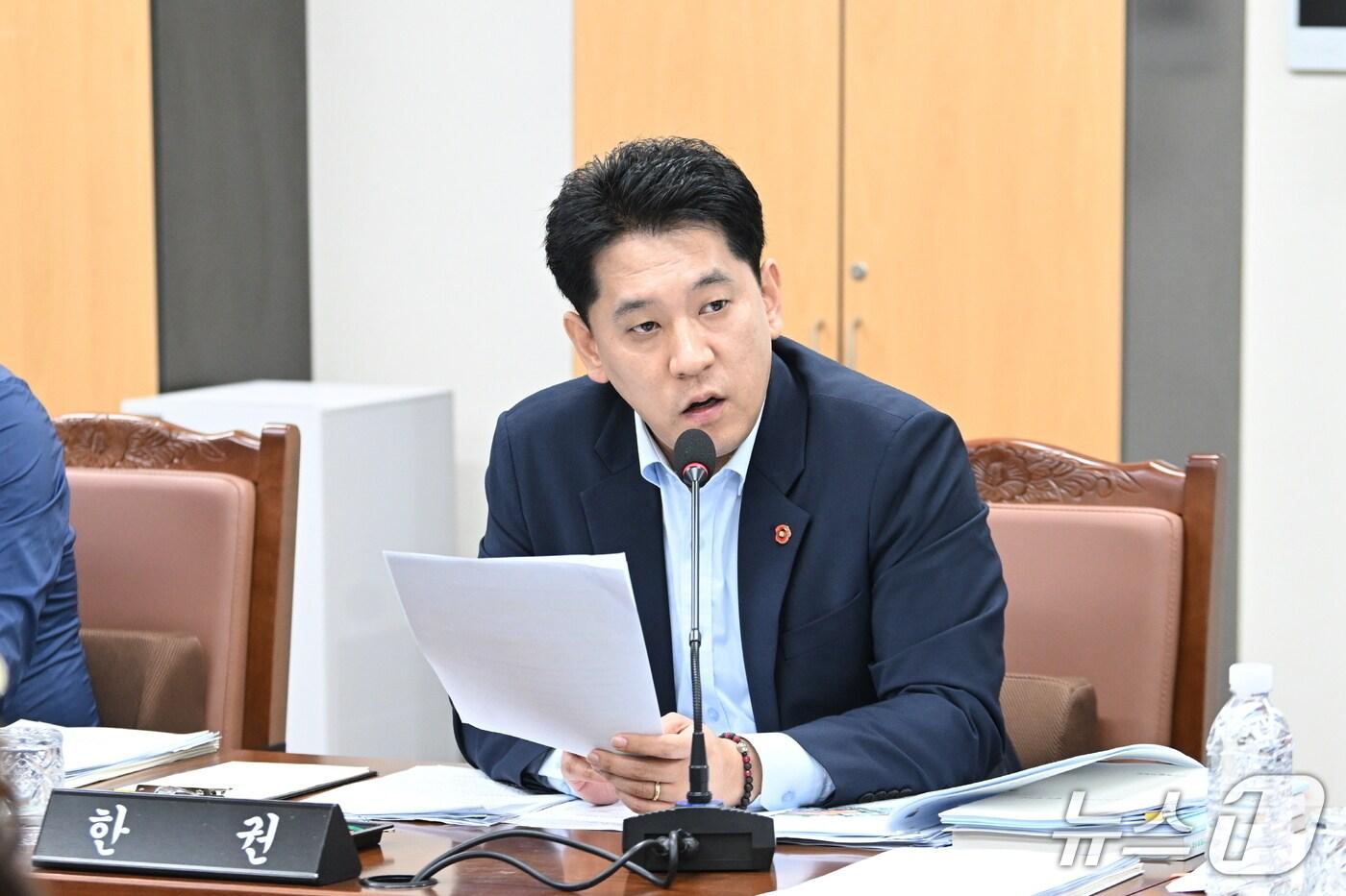 한권 제주특별자치도의회 의원(더불어민주당·제주시 일도1동·이도1동·건입동)이 11일 제422회 도의회 임시회 농수축경제위원회 1차 회의에서 안건 심사를 하고 있다.(제주특별자치도의회 제공, 재판매 및 DB 금지)