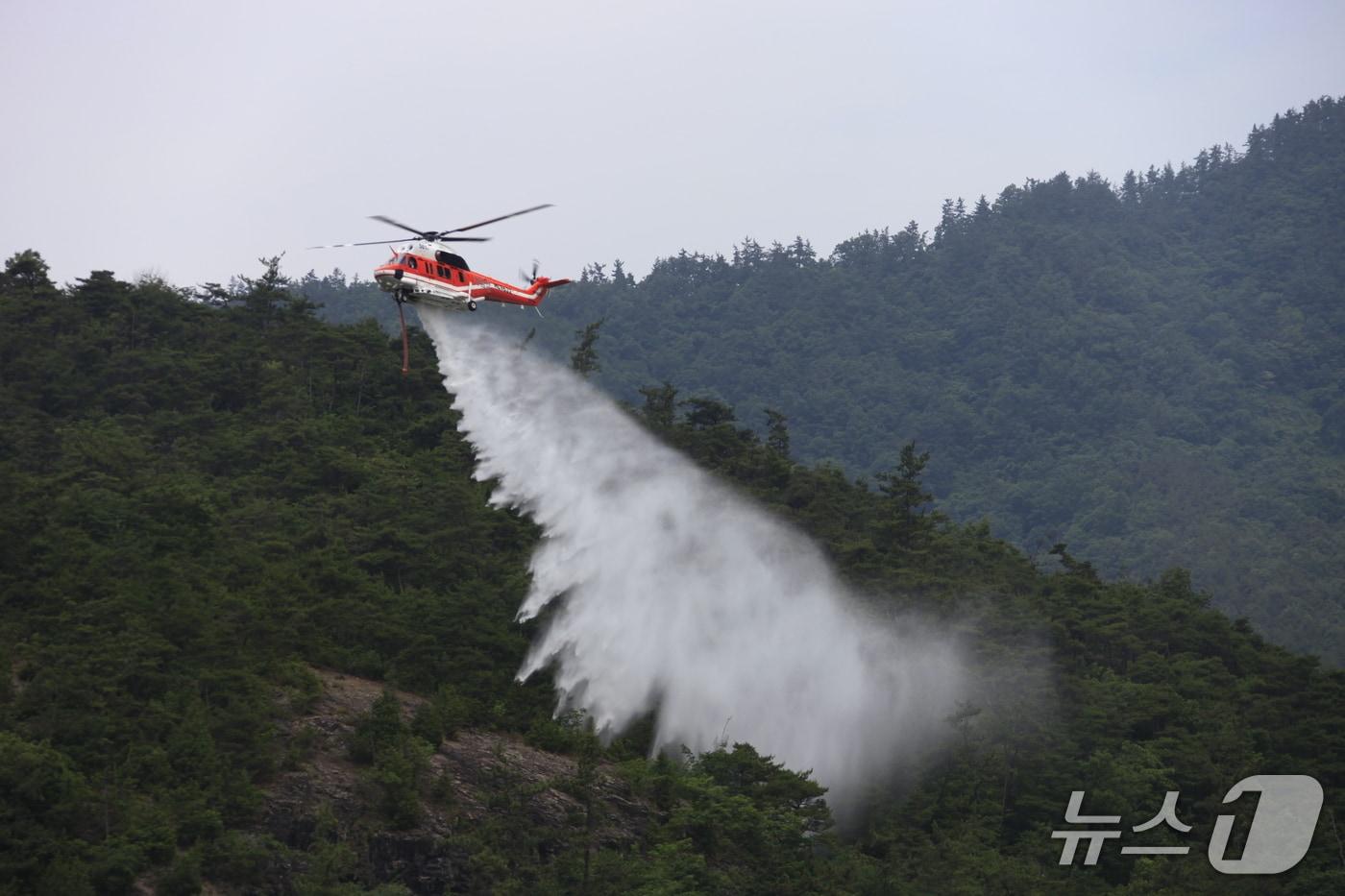 산불진화 훈련 중인 산림청 수리온 헬기(한국항공우주산업 제공)