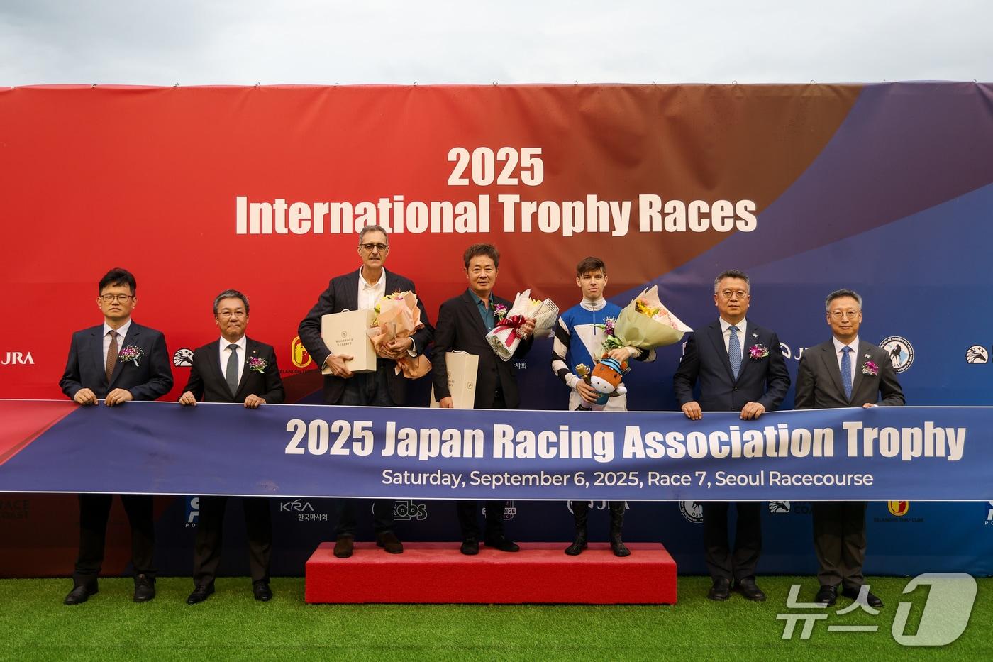 제7경주 JRA(일본) 트로피 시상식 단체사진 (한국마사회 제공)