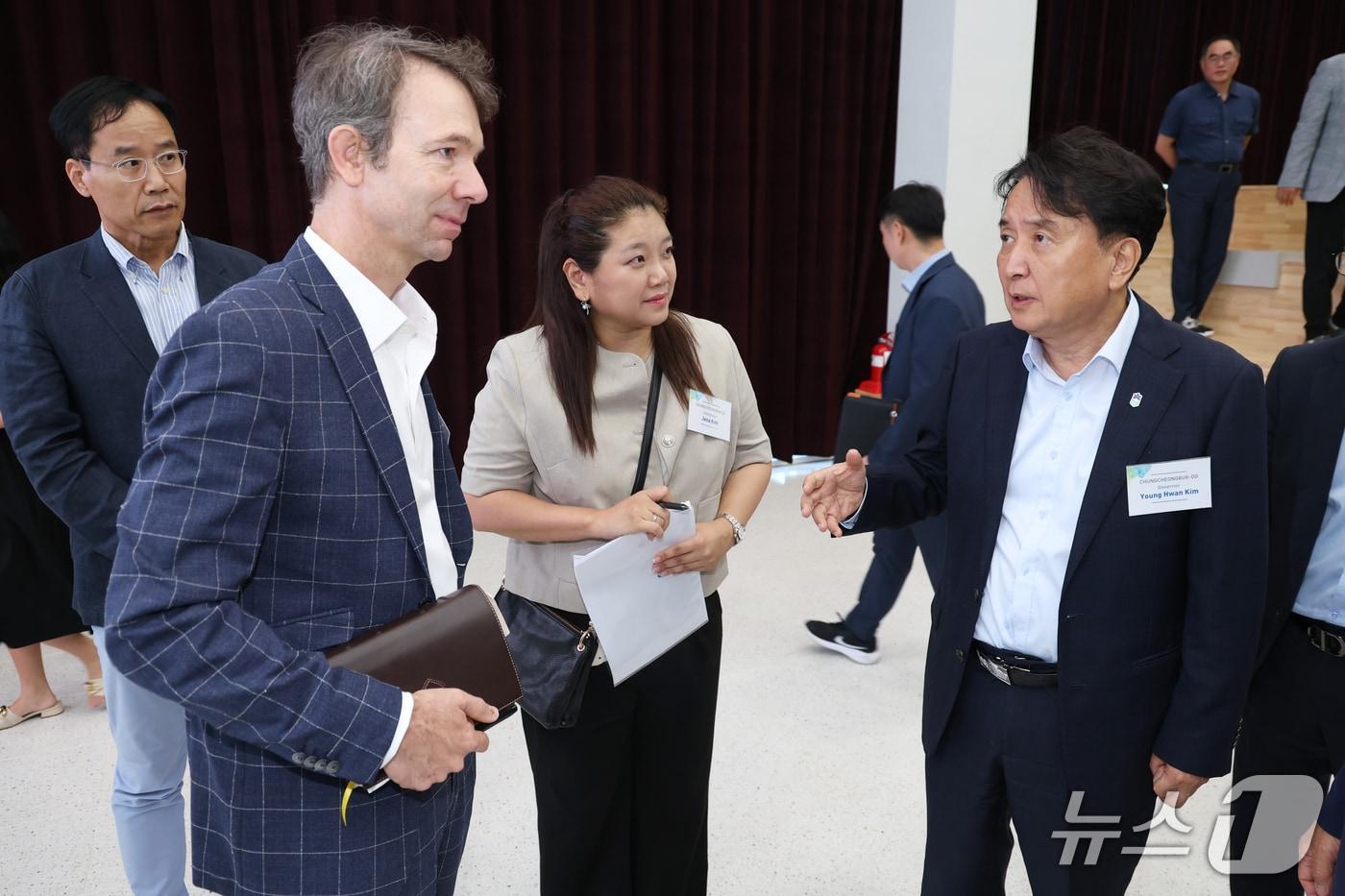 김영환 충북지사와 요하네스 프루에하우프 랩센트럴 회장이 11일 충북 청주시 오송첨단의료복합단지에서 대화하고 있다. &#40;충북도 제공. 재판매 및 DB금지&#41;