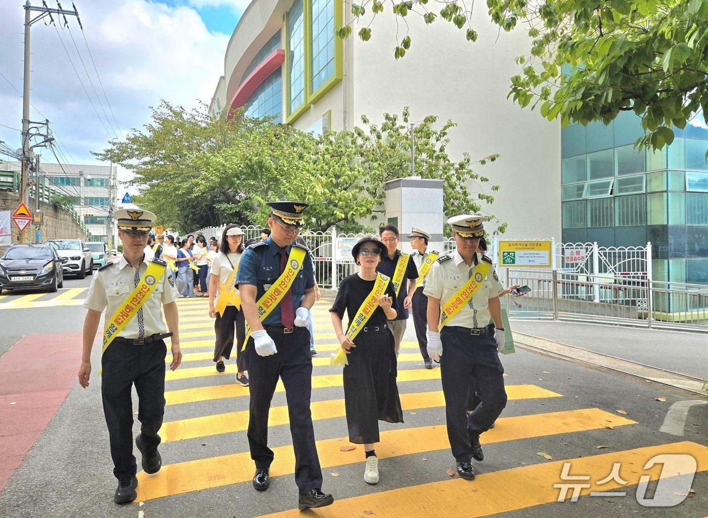 본문 이미지 - 11일 오전 수영구 수미초등학교 앞 사거리에서 부산 수영경찰서가 유관기관과 함께 개학기 맞이 교통안전 캠페인을 실시하고 있다.(부산 수영경찰서 제공. 재판매 및 DB 금지)