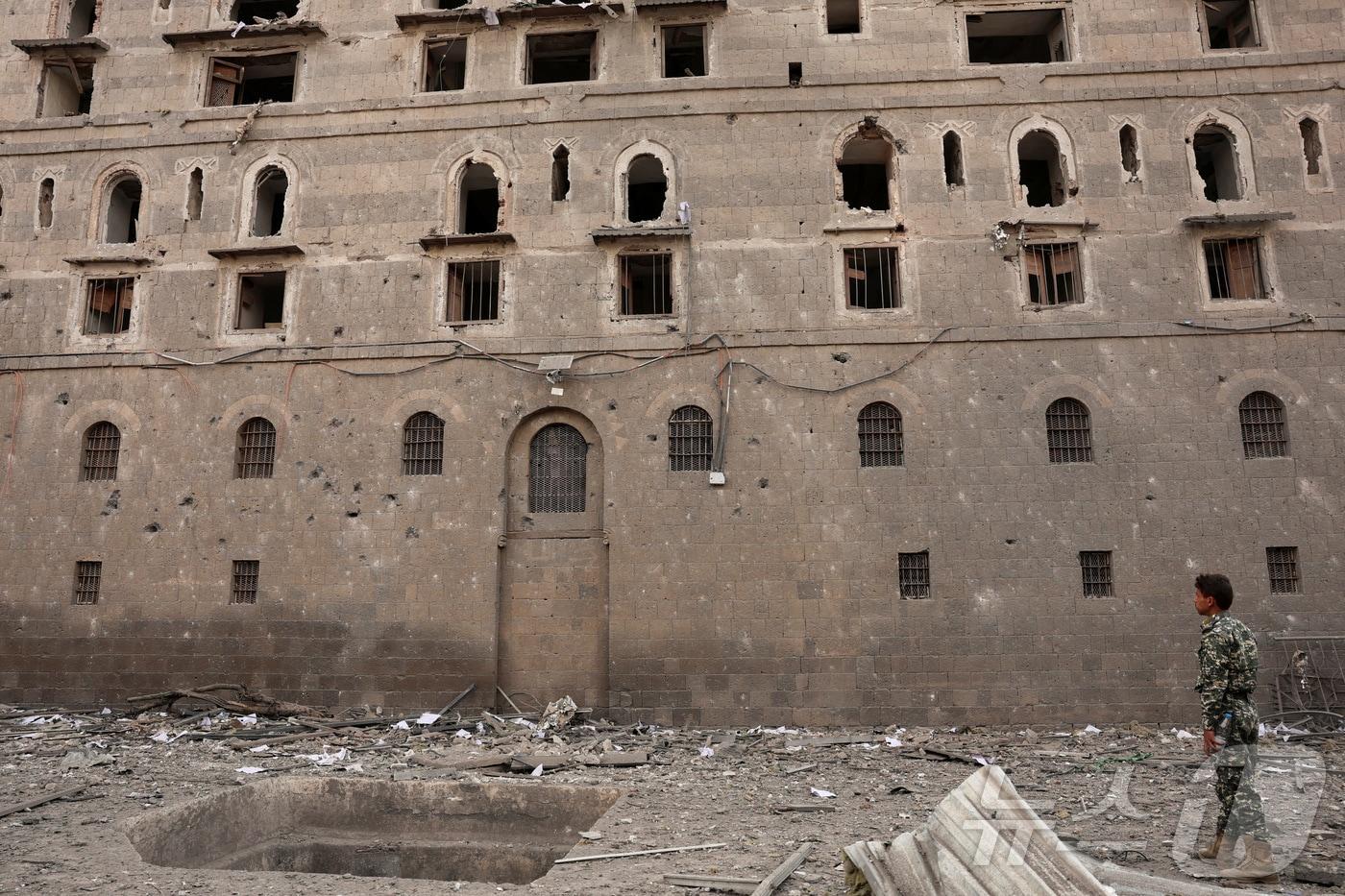 지난 11일&#40;현지시간&#41; 이스라엘의 공습 이후 피해를 입은 예멘 국립박물관 건물 밖에 한 경찰관이 서 있다.2025.09.11. ⓒ 로이터=뉴스1 ⓒ News1 권영미 기자