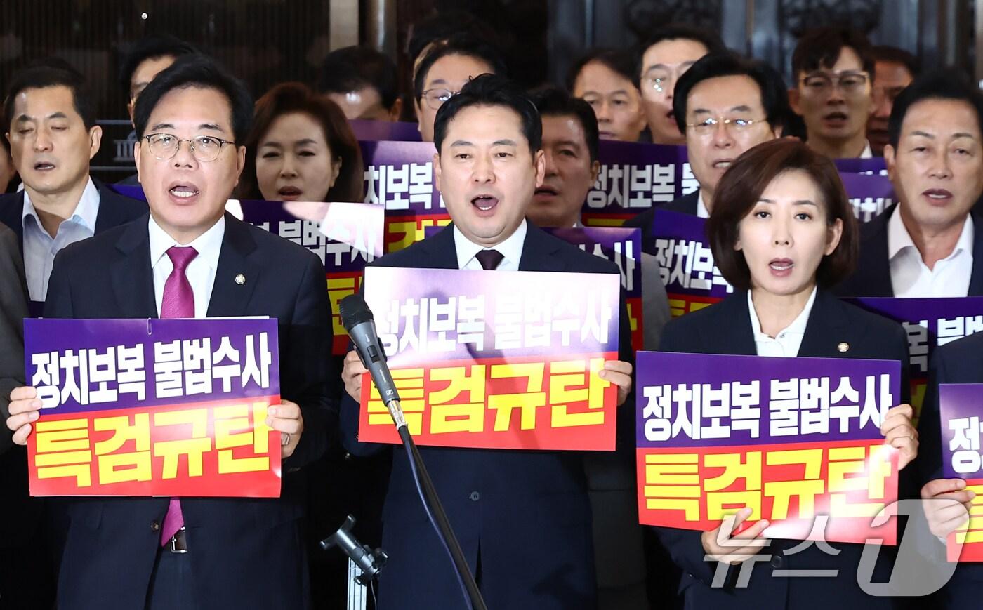 국민의힘 장동혁 대표와 송언석 원내대표를 비롯한 의원들이 11일 서울 여의도 국회에서 열린 본회의를 퇴장해 민주당을 규탄하고 있다. 2025.9.11/뉴스1 ⓒ News1 김민지 기자