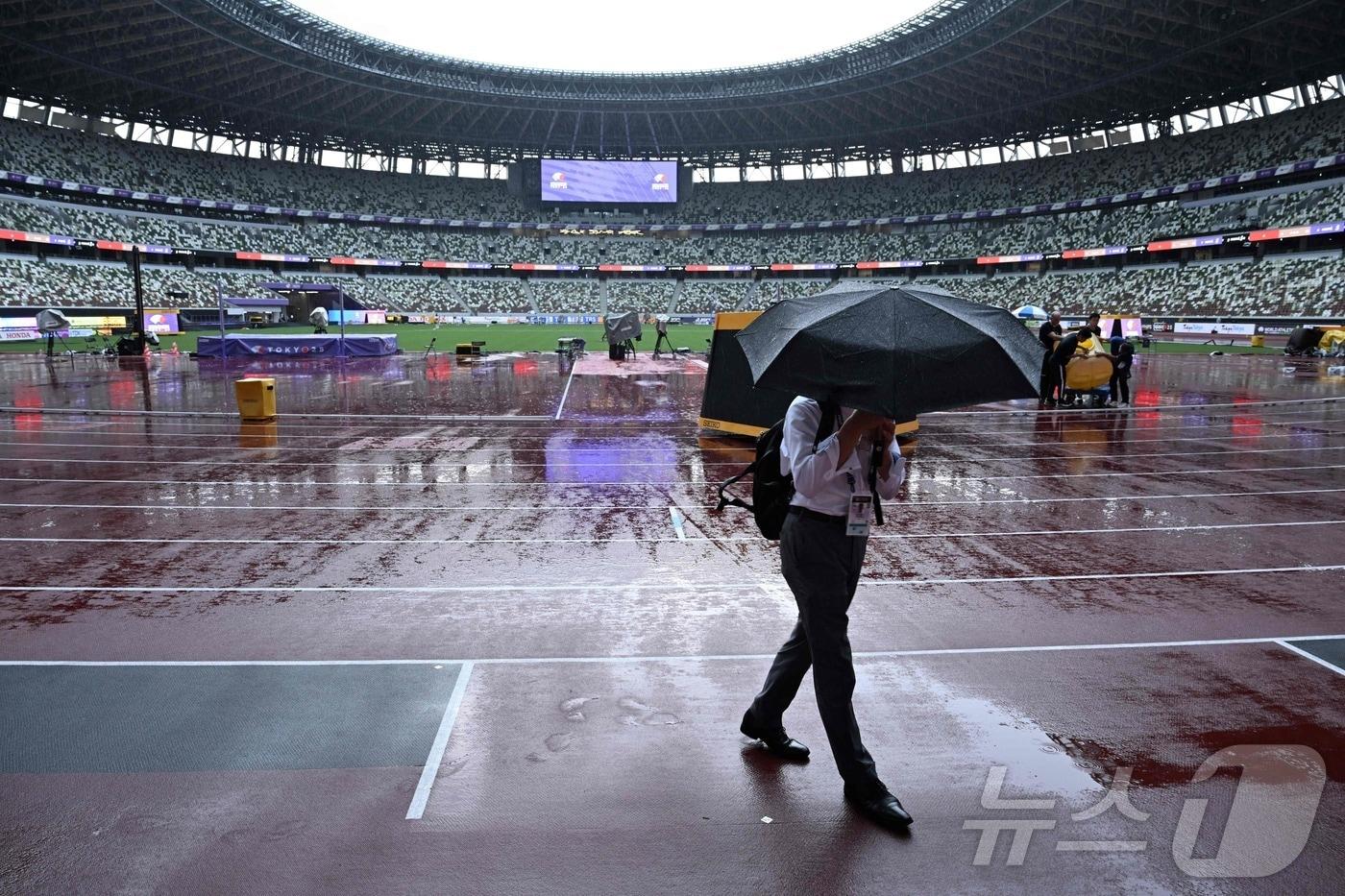 2025년 9월 11일 세계 육상 선수권 대회가 열리는 도쿄 국립 경기장에 비가 내리고 있다. 2025.9.11 ⓒ AFP=뉴스1 ⓒ News1 강민경 기자