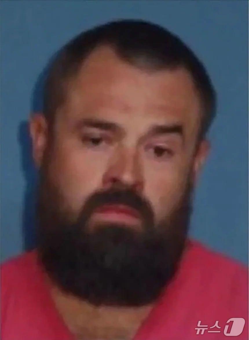 본문 이미지 - 작년 10월 발생한 총격 사건과 관련해 2급 살인 혐의로 기소된 애론 스펜서의 사진. &#40;출처: 로노크 카운티 구치소&#41;