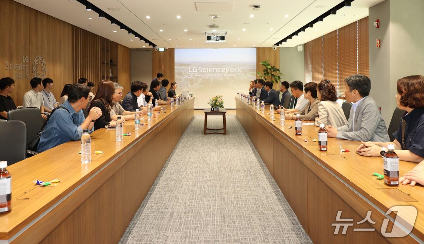 11일 전춘성 전춘성 전북 진안군수를 비롯한 간부 공무원이 서울 강서구 LG사이언스파크를 방문했다.(진안군제공. 재판매 및 DB금지)2025.9.11/뉴스1
