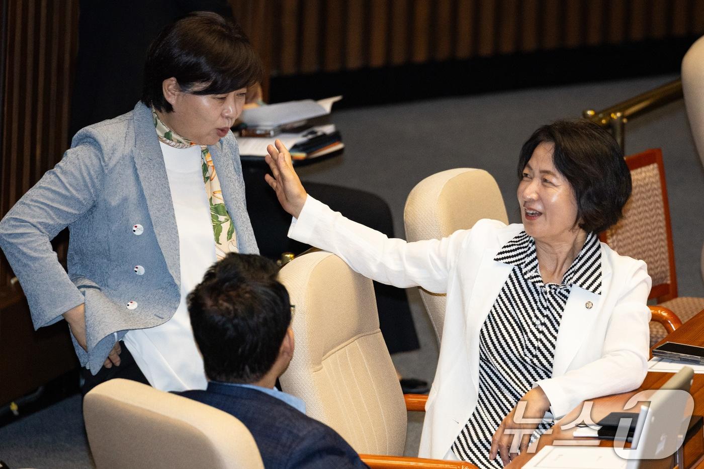 더불어민주당 소속 추미애 국회 법제사법위원장이 지난 11일 국회 본회의에서 같은 당 서영교 의원과 대화하고 있다. 2025.9.11/뉴스1 ⓒ News1 유승관 기자