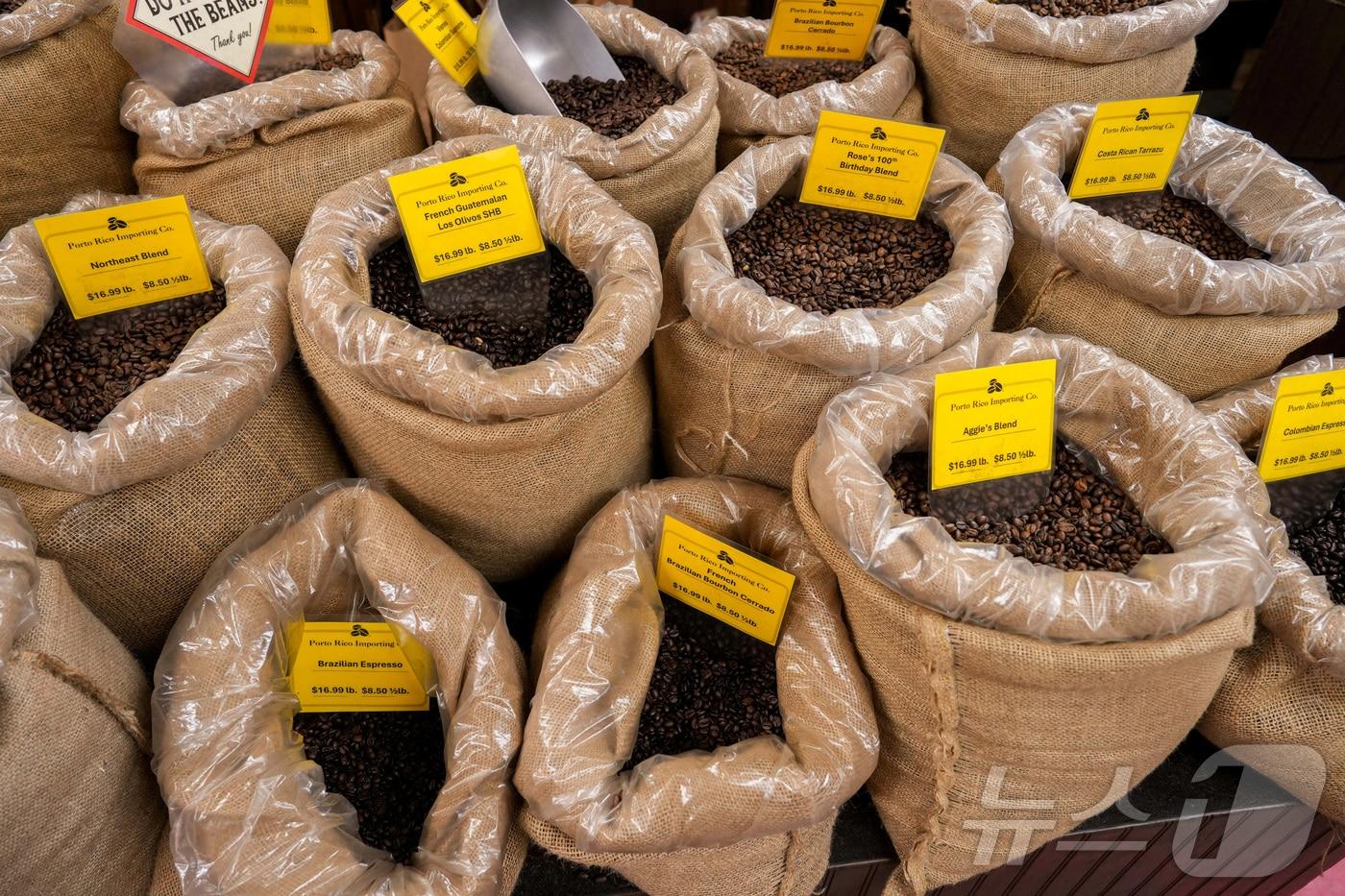 브라질산을 포함한 커피 원두들이 미국 뉴욕시의 커피 판매점에 진열되어 있다. 2025. 07. 15. ⓒ 로이터=뉴스1 ⓒ News1 양은하 기자