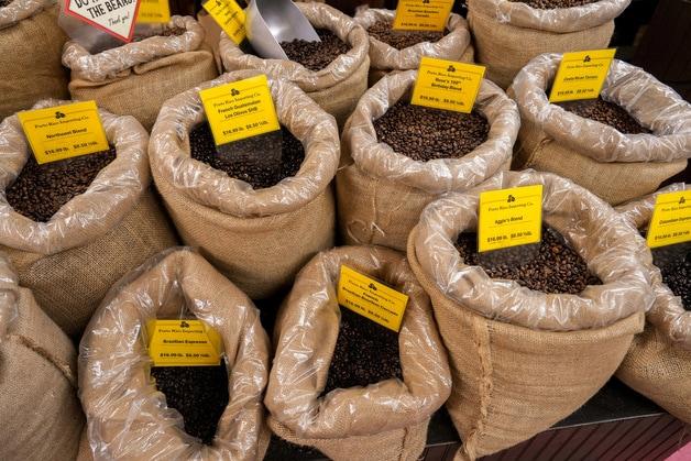 본문 이미지 - 브라질산을 포함한 커피 원두들이 미국 뉴욕시의 커피 판매점에 진열되어 있다. 2025. 07. 15. ⓒ 로이터=뉴스1 ⓒ News1 