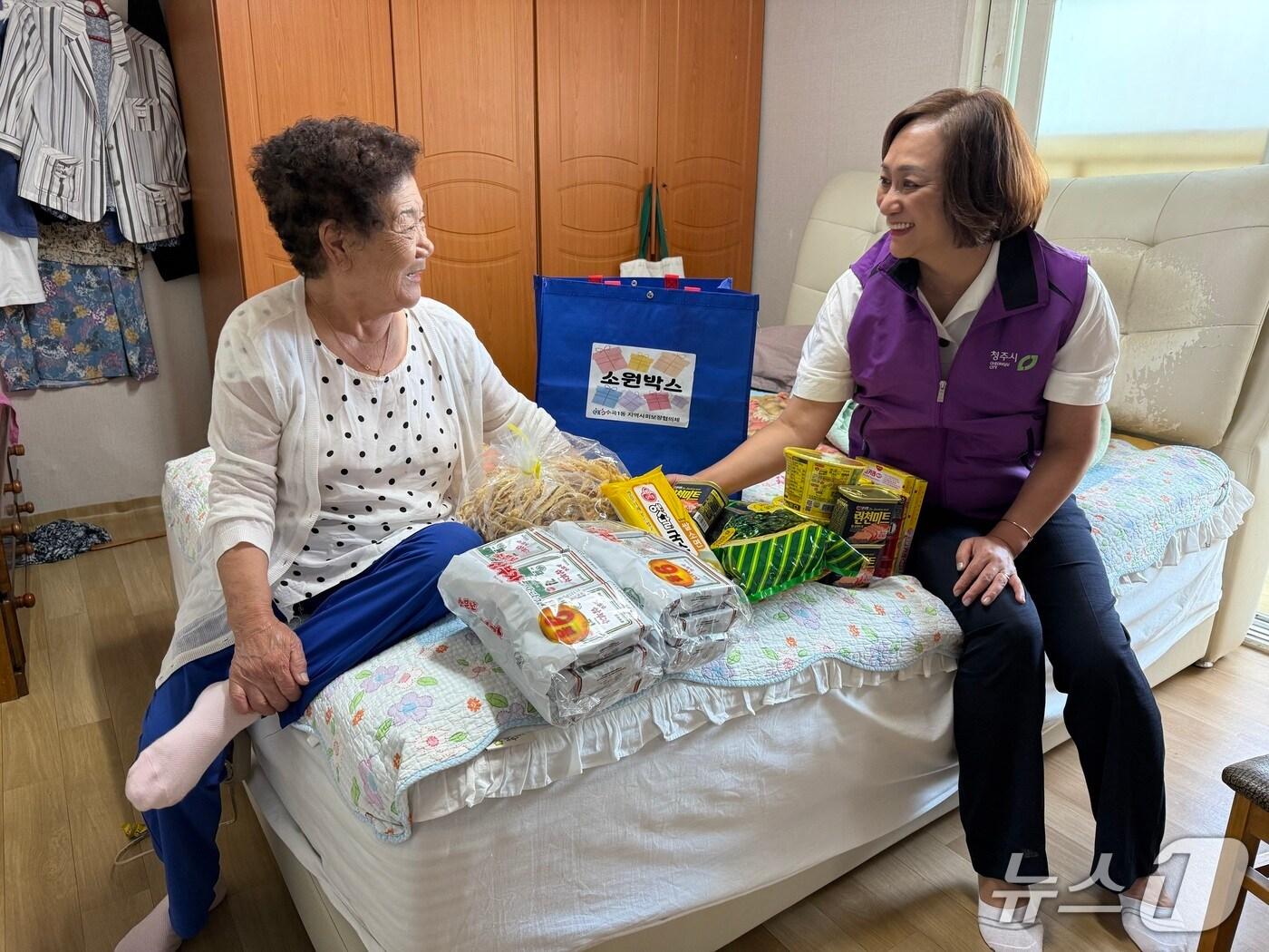 본문 이미지 - 충북 청주시 수곡1동 지역사회보장협의체는 복지 사각지대에 놓인 가구 3곳을 발굴해 ‘소원박스’를 전달했다고 11일 밝혔다.(청주시 제공. 재판매 및 DB금지)./뉴스1 