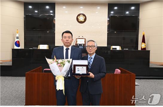 본문 이미지 - 이주한 대구 서구의회 의원이 대구시 자치경찰위원회로부터 감사패를 받고 기념 사진을 촬영하고 있다.(이주한 의원 제공.재판매 및 DB 금지)