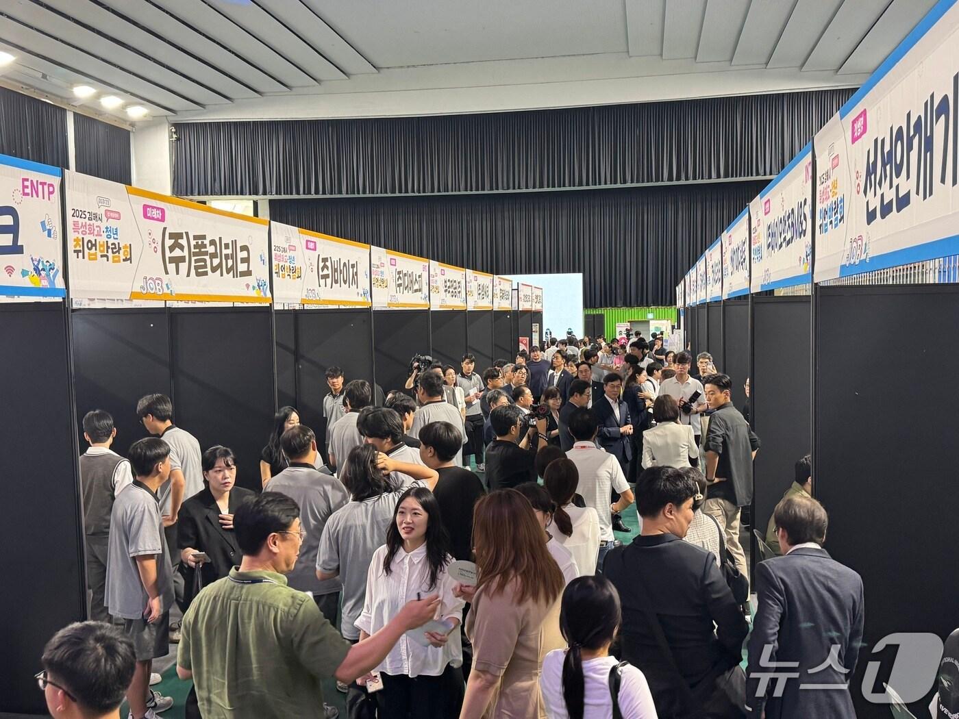 본문 이미지 - 11일 김해문화체육관에서 직업교육 혁신지구 김해 특성화고 취업 박람회가 열리고 있다.&#40;경남교육청 제공. 재판매 및 DB금지&#41;