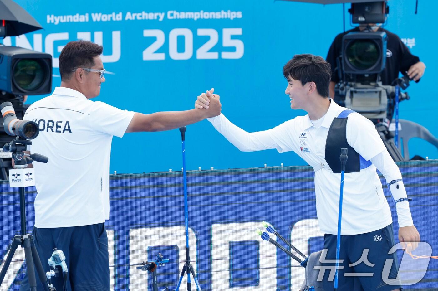 11일 오후 광주 동구 5·18민주광장에서 열린 2025 세계양궁선수권대회 리커브 남자 개인 3.4위전에서 김제덕이 이탈리아 마테오 보르사니를 상대로 승리를 거둔후 송승현 감독과 하이파이브 하고 있다 2025.9.11/뉴스1 ⓒ News1 김태성 기자