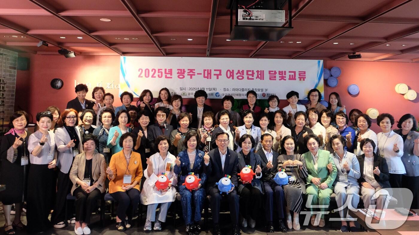 고광완 광주시 행정부시장이 11일 광주 라마다플라자 충장호텔에서 열린 ‘2025 광주-대구 달빛동맹 교류행사’에 참석해 참석자들과 기념촬영을 하고 있다.&#40;광주시 제공. 재판매 및 DB 금지&#41; 