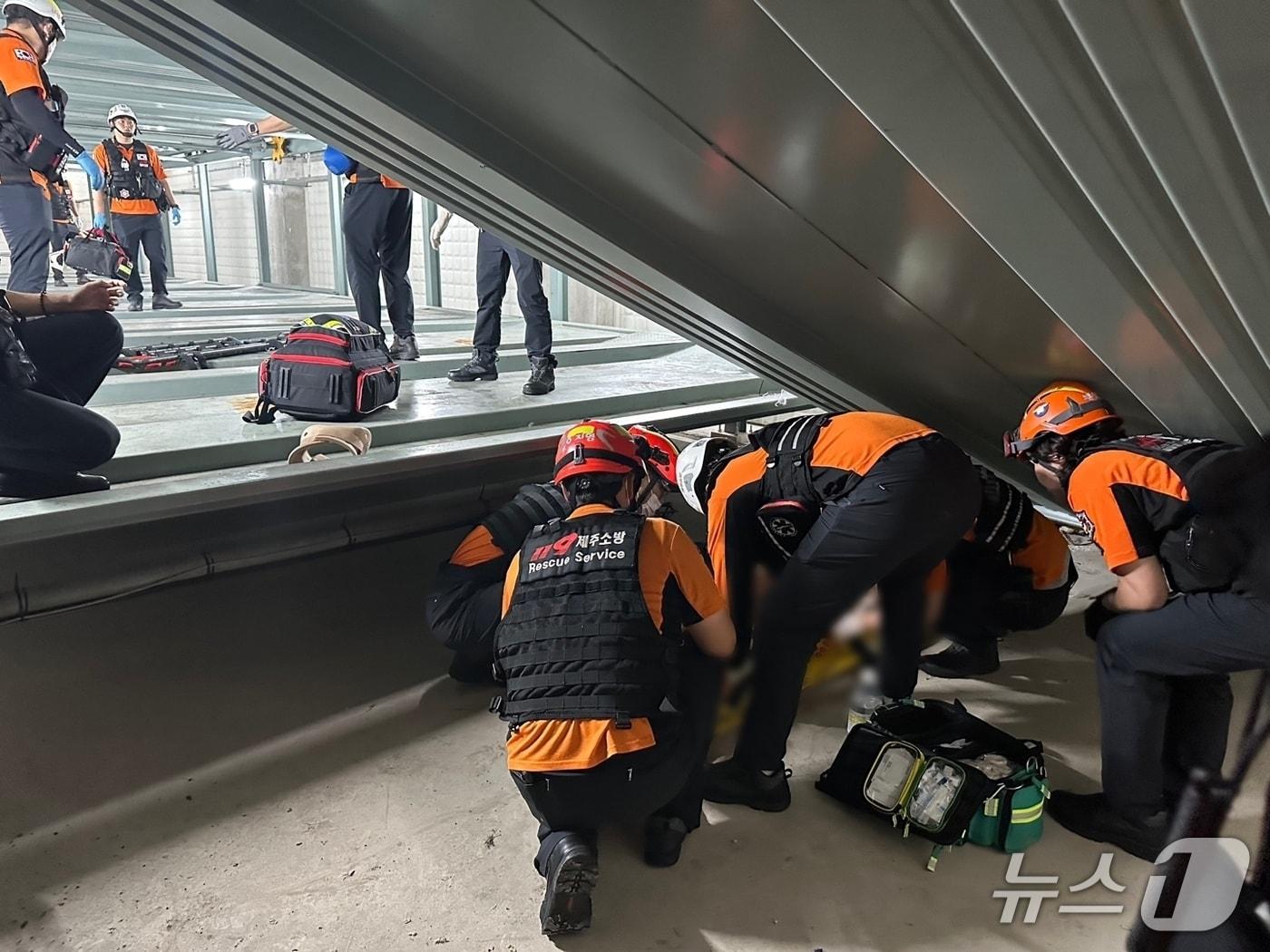 본문 이미지 - 11일 오후 제주시 연동 한 기계식 주차장에서 작업자 3명이 추락해 구조작업이 진행 중이다.(제주도소방안전본부 제공. 재판매 및 DB 금지)