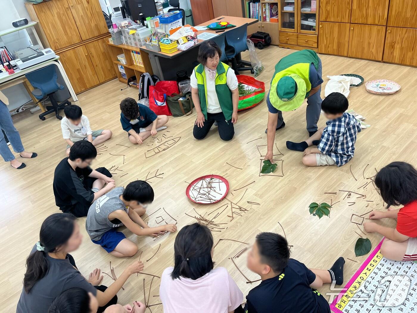 본문 이미지 - 산림청 늘봄학교 쑥쑥 자라는 나무 숲교육프로그램에 서울안암초등학교 특수교육대상학생들이 참여하고 있다. &#40;산림청 제공. 재판매 및 DB금지&#41; 2025.9.11/뉴스1
