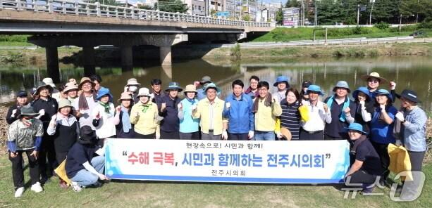 본문 이미지 - 전북 전주시의회가 11일 최근 폭우로 인해 피해가 발생한 전주천 일대에서 수해복구 봉사활동을 펼쳤다.&#40;전주시의회 제공, 재판매 및 DB 금지&#41;/뉴스1