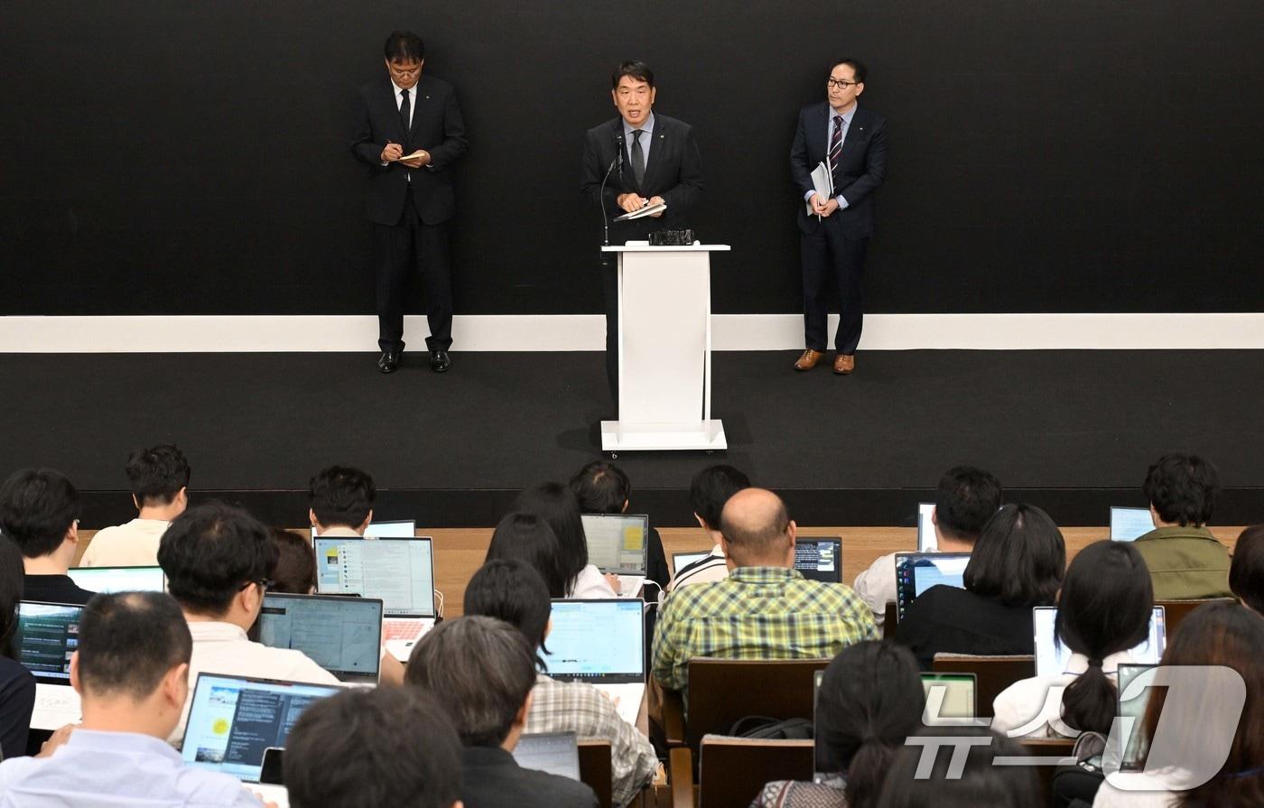 KT 주요 경영진들이 11일 서울 종로구 KT 광화문빌딩 웨스트 사옥에서 열린 소액결제 피해 관련 기자 브리핑에서 질의응답을 하고 있다. &#40;공동취재&#41; 2025.9.11/뉴스1 ⓒ News1 박지혜 기자