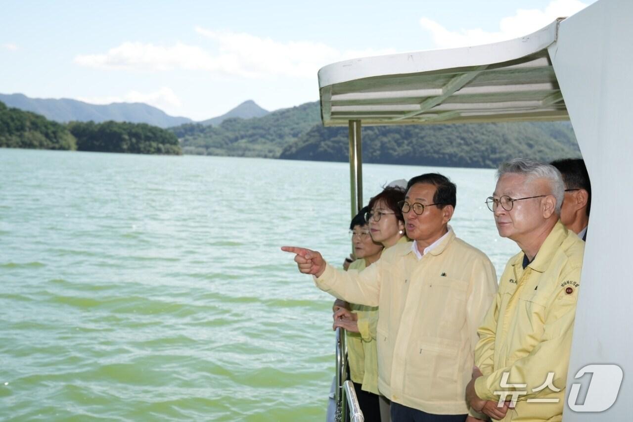 본문 이미지 - 11일 전북도의회 농업복지환경위원회가 옥정호를 방문해 녹조 현황을 점검하고 있다.&#40;의회제공. 재판매 및 DB금지&#41;2025.9.11/뉴스1