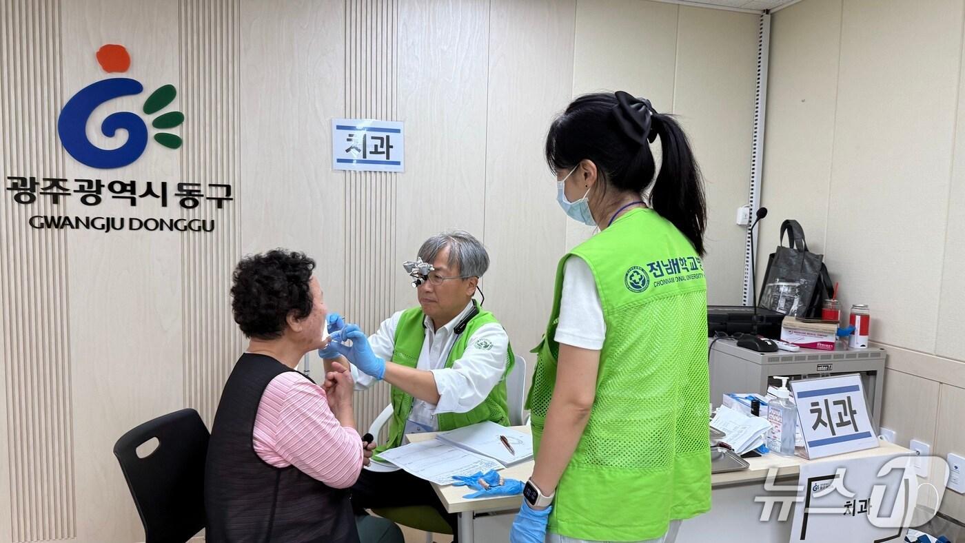 전남대학교병원 의료진이 9일 사각지대 주민들을 상대로 찾아가는 봉사활동을 펼치고 있다.&#40;전남대학교병원 제공. 재판매 및 DB 금지&#41; 2025.9.11
