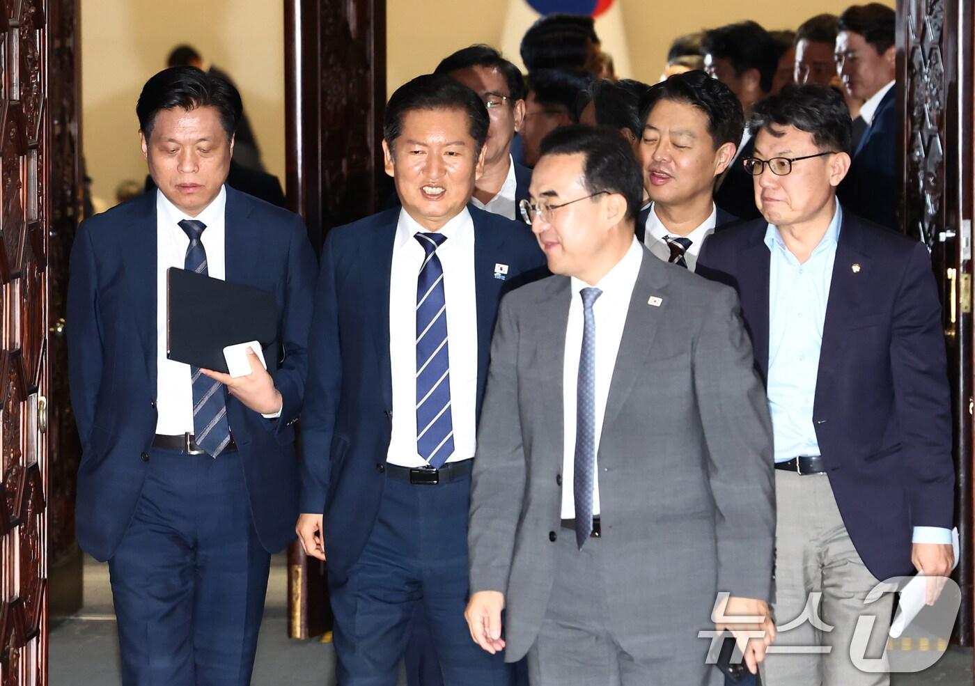 더불어민주당 정청래 대표를 비롯한 의원들이 11일 서울 여의도 국회에서 열린 본회의를 마치고 나오고 있다. 2025.9.11/뉴스1 ⓒ News1 김민지 기자