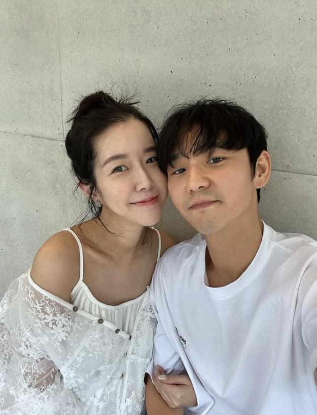 본문 이미지 - 김지혜(왼쪽), 최성욱 부부/ 사진=최성욱 인스타그램