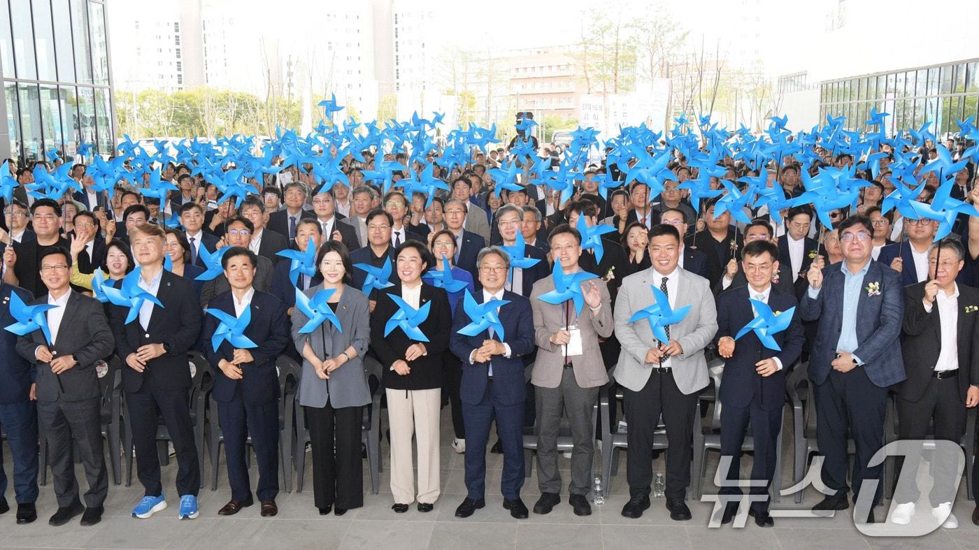 강기정 광주시장이 11일 광주 첨단 3지구 인공지능 집적단지에서 열린 ‘모두의 AI, 광주 비전 선포식’에 참석해 참석자들과 함께 국가 AI컴퓨팅센터 광주 유치 시민결의 퍼포먼스를 펼치고 있다.&#40;광주시 제공. 재판매 및 DB 금지&#41; 2025.9.11/뉴스1