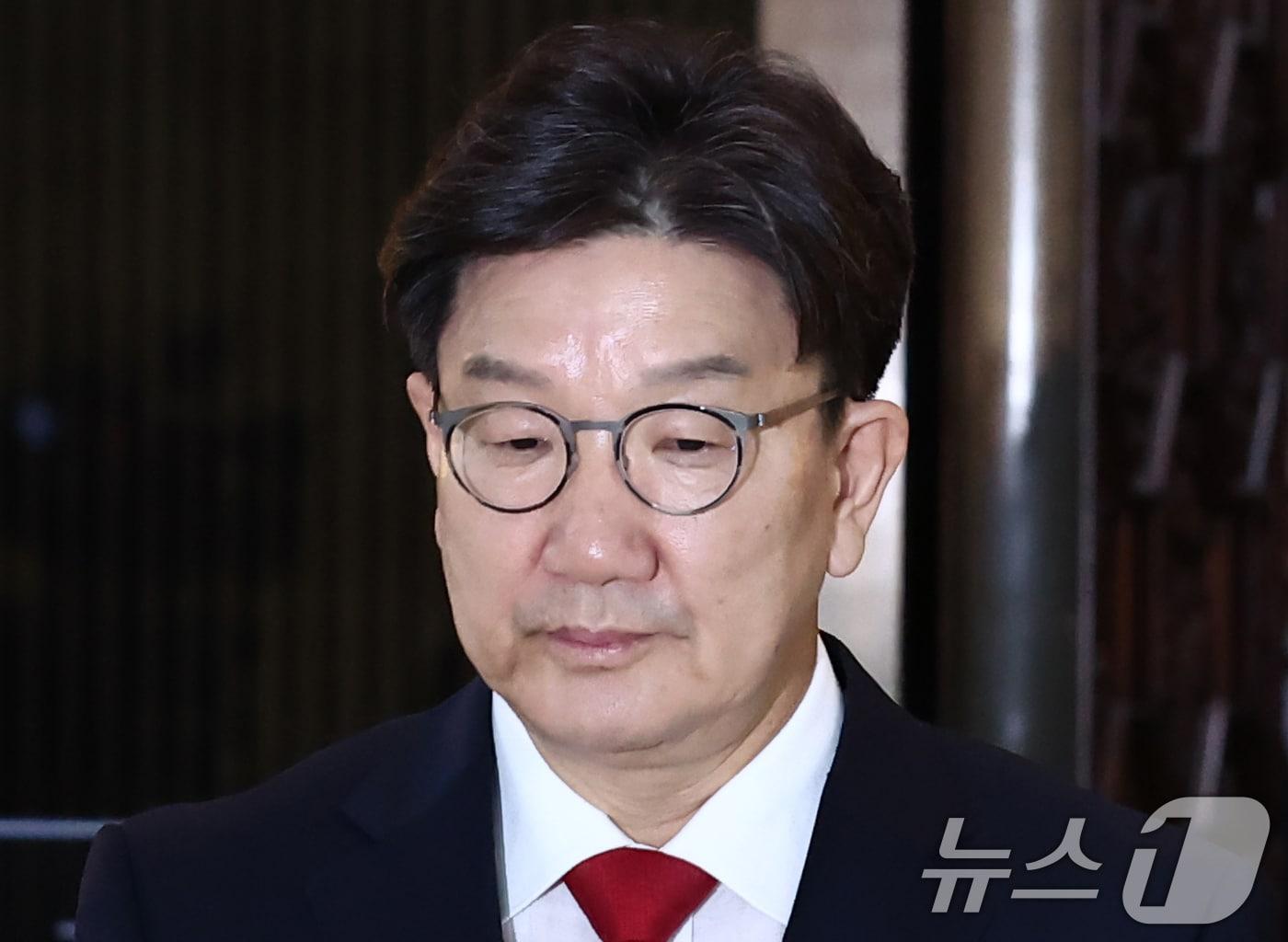 본문 이미지 - 권성동 국민의힘 의원이 서울 여의도 국회에서 열린 본회의에서 권 의원에 대한 체포동의안에 표결한 뒤 입장을 밝히기 위해 나오고 있다. 2025.9.11/뉴스1 ⓒ News1 김민지 기자