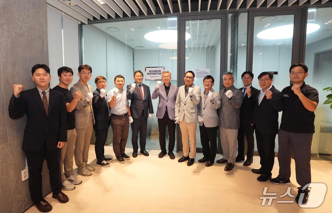 전날 서울 용산구 의협회관에서 열린 보건의료인력 양성지원 연구센터 개소식. &#40;왼쪽부터&#41; 이한결 홍보이사, 안상준 기획이사, 이철희 기획이사, 박원규 감사, 김충기 정책이사, 김창수 정책이사, 김택우 회장, 박근태 대개협 회장, 김재연 법제이사, 김성근 공보이사 겸 홍보이사&#40;대변인&#41;, 전성훈 법제이사, 박명하 상근부회장, 이재만 정책이사&#40;의협 제공&#41; 2025.9.11/뉴스1